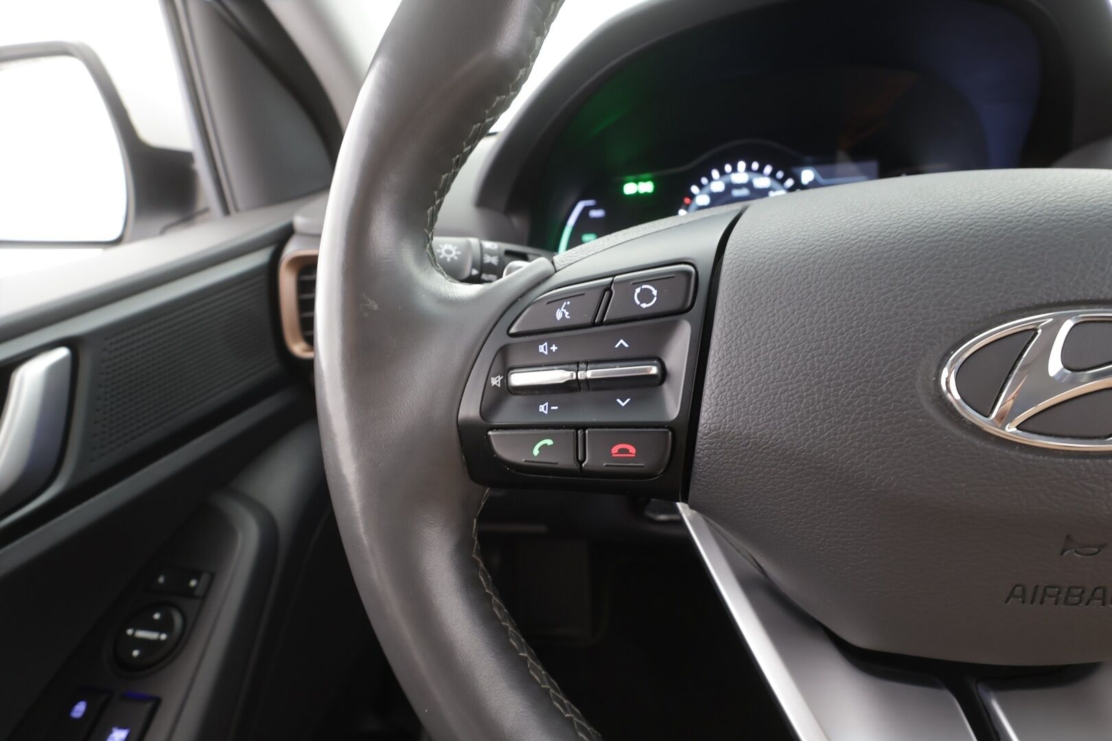 Hyundai IONIQ electric 2019 Comfort - | ACC | ILP | Infinity | P.kamera | Lane Keeping Assist | Lämm. ratti | Apple & Android | Keyless | 2x renkaat vanteineen | Suomiauto | 