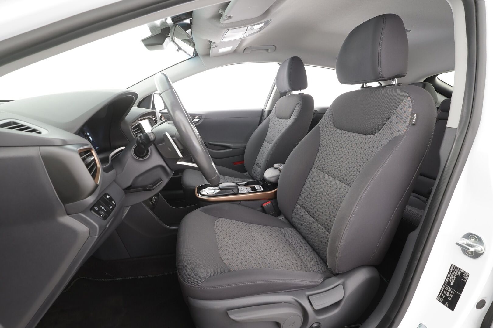 Hyundai IONIQ electric 2019 Comfort - | ACC | ILP | Infinity | P.kamera | Lane Keeping Assist | Lämm. ratti | Apple & Android | Keyless | 2x renkaat vanteineen | Suomiauto | 