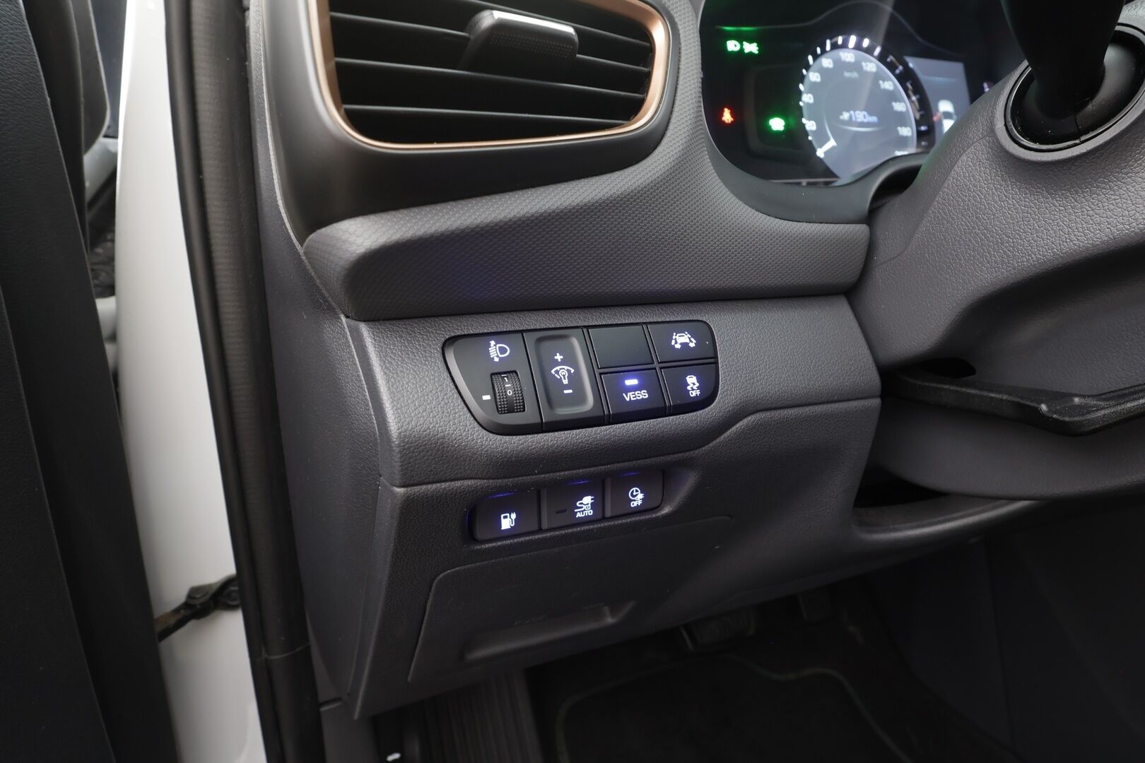 Hyundai IONIQ electric 2019 Comfort - | ACC | ILP | Infinity | P.kamera | Lane Keeping Assist | Lämm. ratti | Apple & Android | Keyless | 2x renkaat vanteineen | Suomiauto | 
