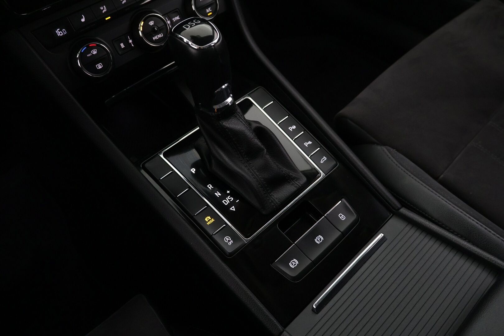Skoda Superb 2016 Combi 1,8 TSI Style DSG Autom. - Suomi-auto | Webasto | Adapt.Vakkari | Canton | Muistinpenkki | Vetokoukku | Peruutuskamera | Nahka-Alcantara | Huippuvarusteet!