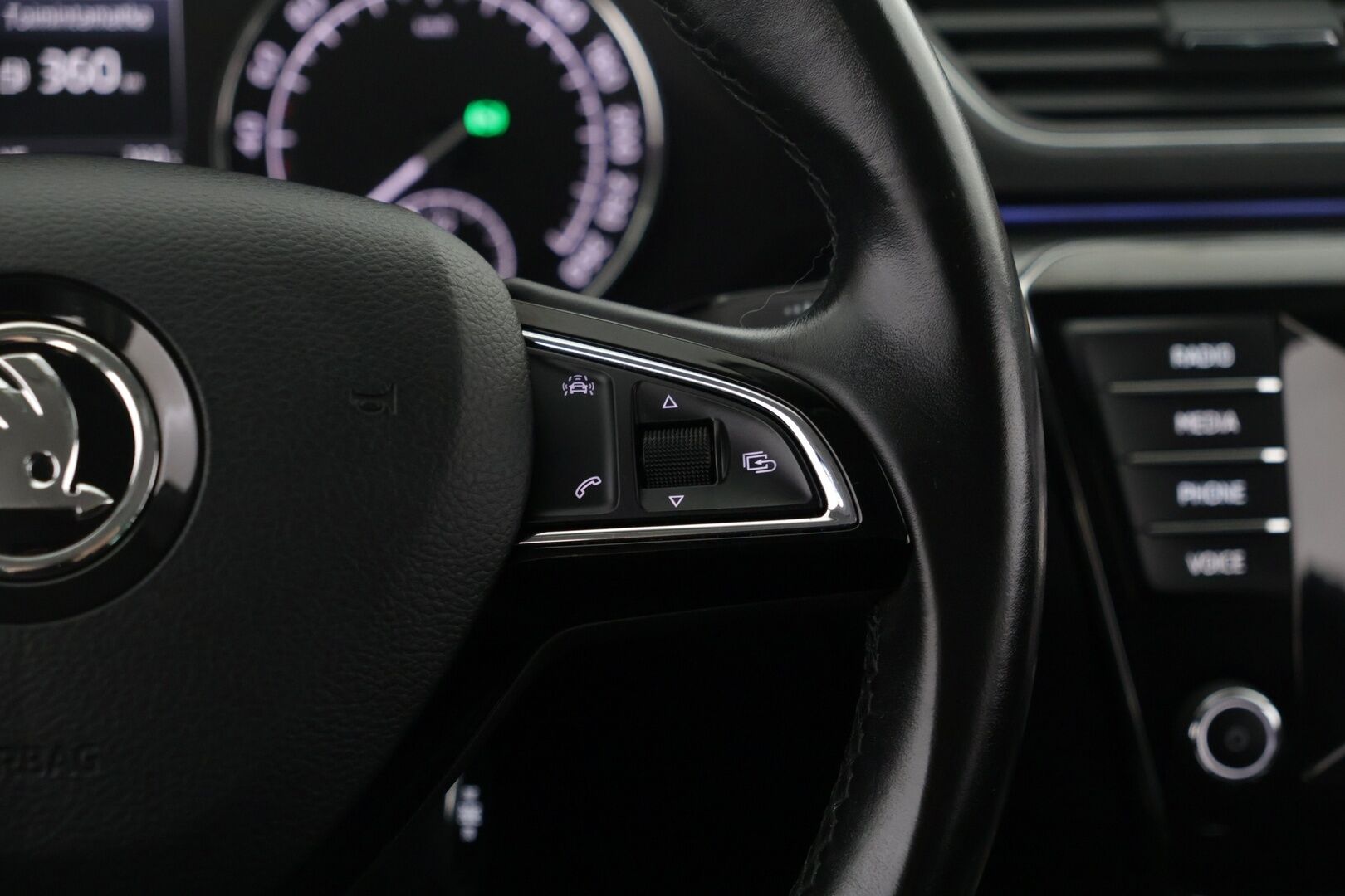 Skoda Superb 2016 Combi 1,8 TSI Style DSG Autom. - Suomi-auto | Webasto | Adapt.Vakkari | Canton | Muistinpenkki | Vetokoukku | Peruutuskamera | Nahka-Alcantara | Huippuvarusteet!