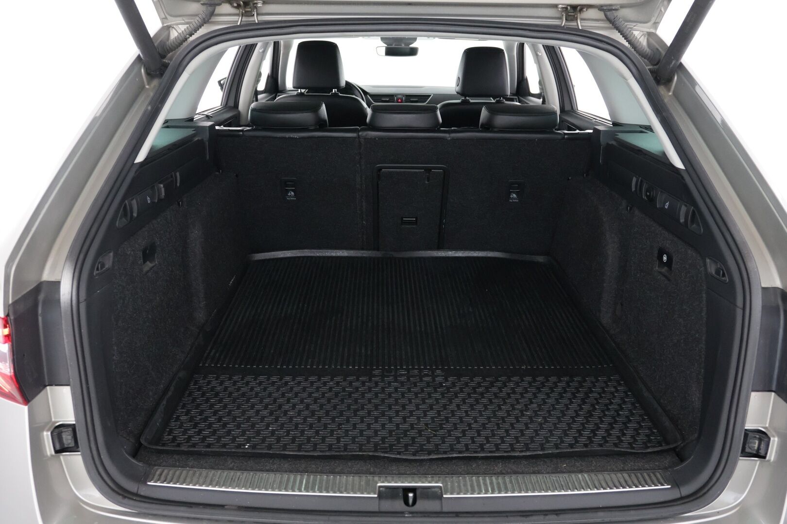 Skoda Superb 2016 Combi 1,8 TSI Style DSG Autom. - Suomi-auto | Webasto | Adapt.Vakkari | Canton | Muistinpenkki | Vetokoukku | Peruutuskamera | Nahka-Alcantara | Huippuvarusteet!