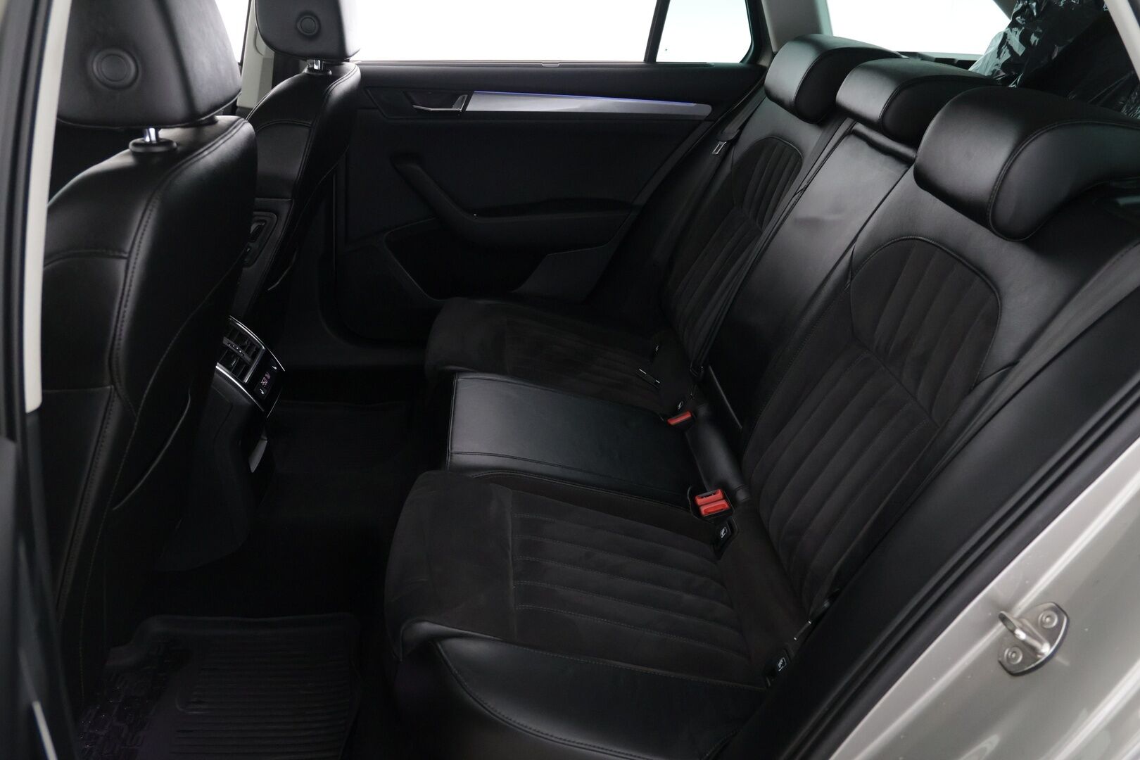 Skoda Superb 2016 Combi 1,8 TSI Style DSG Autom. - Suomi-auto | Webasto | Adapt.Vakkari | Canton | Muistinpenkki | Vetokoukku | Peruutuskamera | Nahka-Alcantara | Huippuvarusteet!