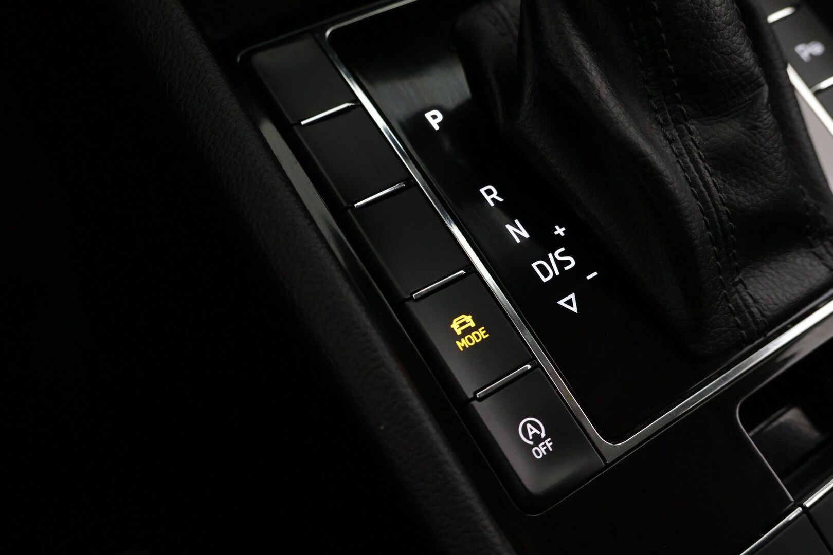 Skoda Superb 2016 Combi 1,8 TSI Style DSG Autom. - Suomi-auto | Webasto | Adapt.Vakkari | Canton | Muistinpenkki | Vetokoukku | Peruutuskamera | Nahka-Alcantara | Huippuvarusteet!