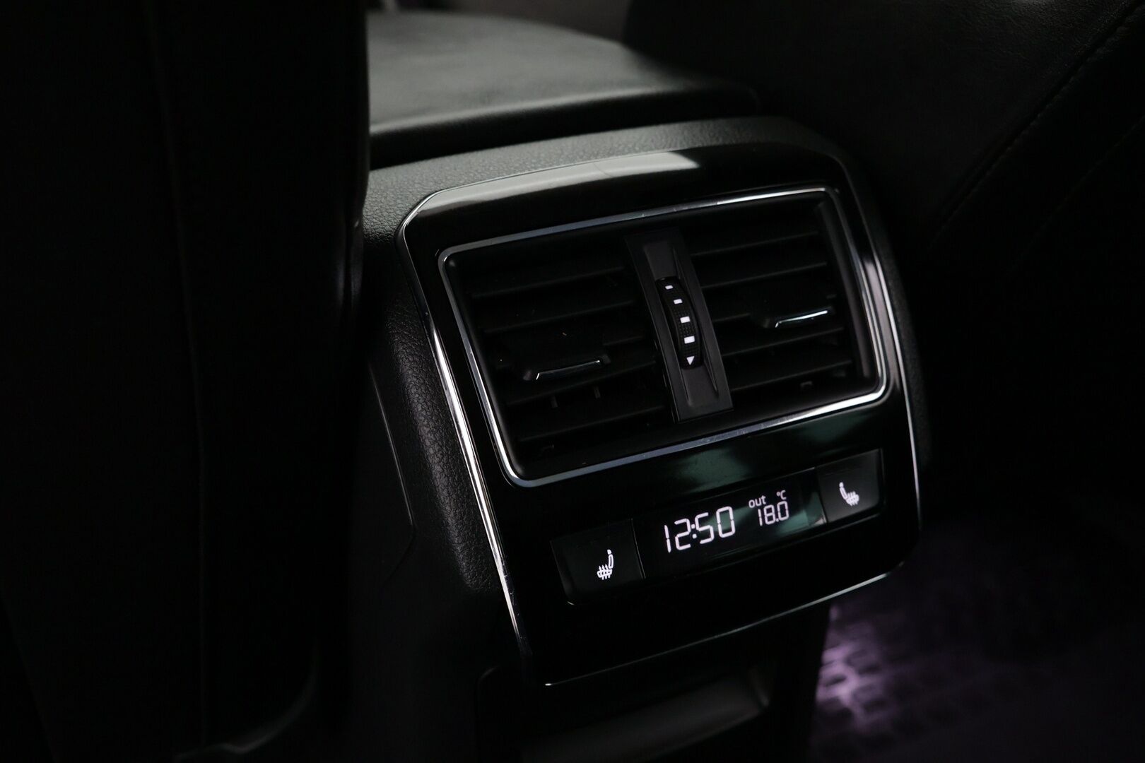 Skoda Superb 2016 Combi 1,8 TSI Style DSG Autom. - Suomi-auto | Webasto | Adapt.Vakkari | Canton | Muistinpenkki | Vetokoukku | Peruutuskamera | Nahka-Alcantara | Huippuvarusteet!