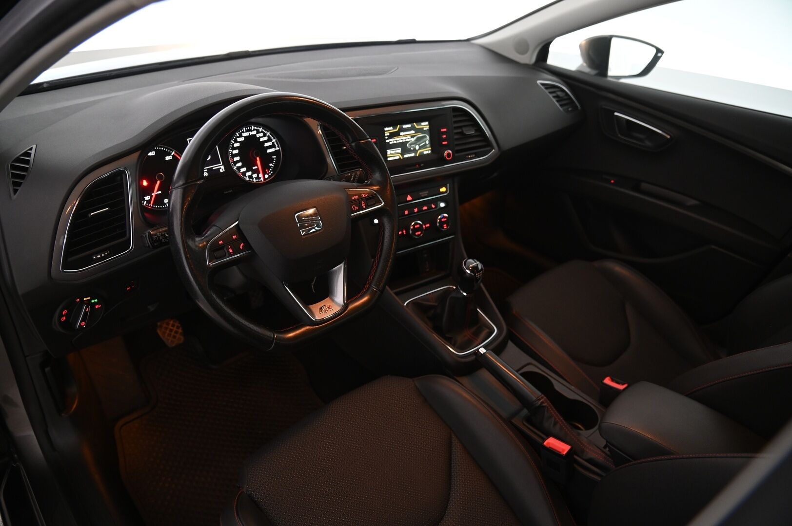 Seat Leon ST 2016 2,0 TDI 150 4Drive FR - 2.Om. Suomi-Auto | Webasto | | Vakkari | Tutkat | Koukku | BT | 2X renkaat&alumiinivanteet