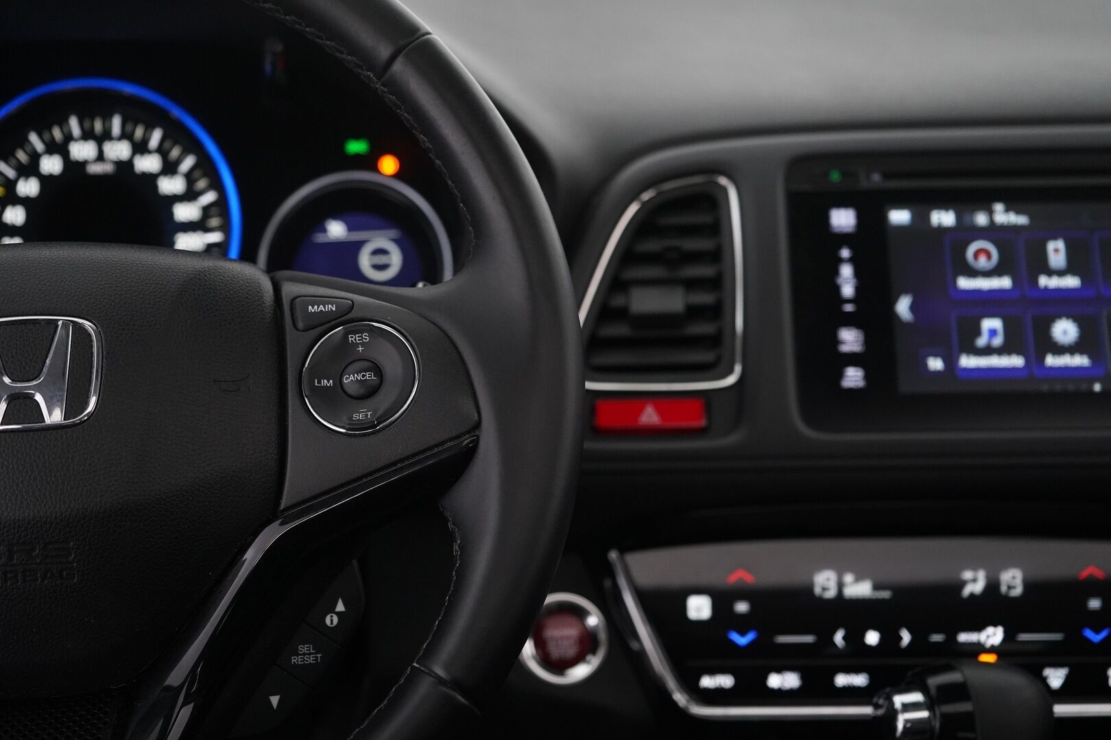 Honda HR-V 2016 1,5 Executive CVT *Vakkari / Koukku / Kamera / Kattoikkuna / Lohko / Keyless / Helmiäisvalkoinen* - Suomi-auto / Merkkihuollettu / 2. omisteinen / Juuri huollettu / Kahdet vanteet