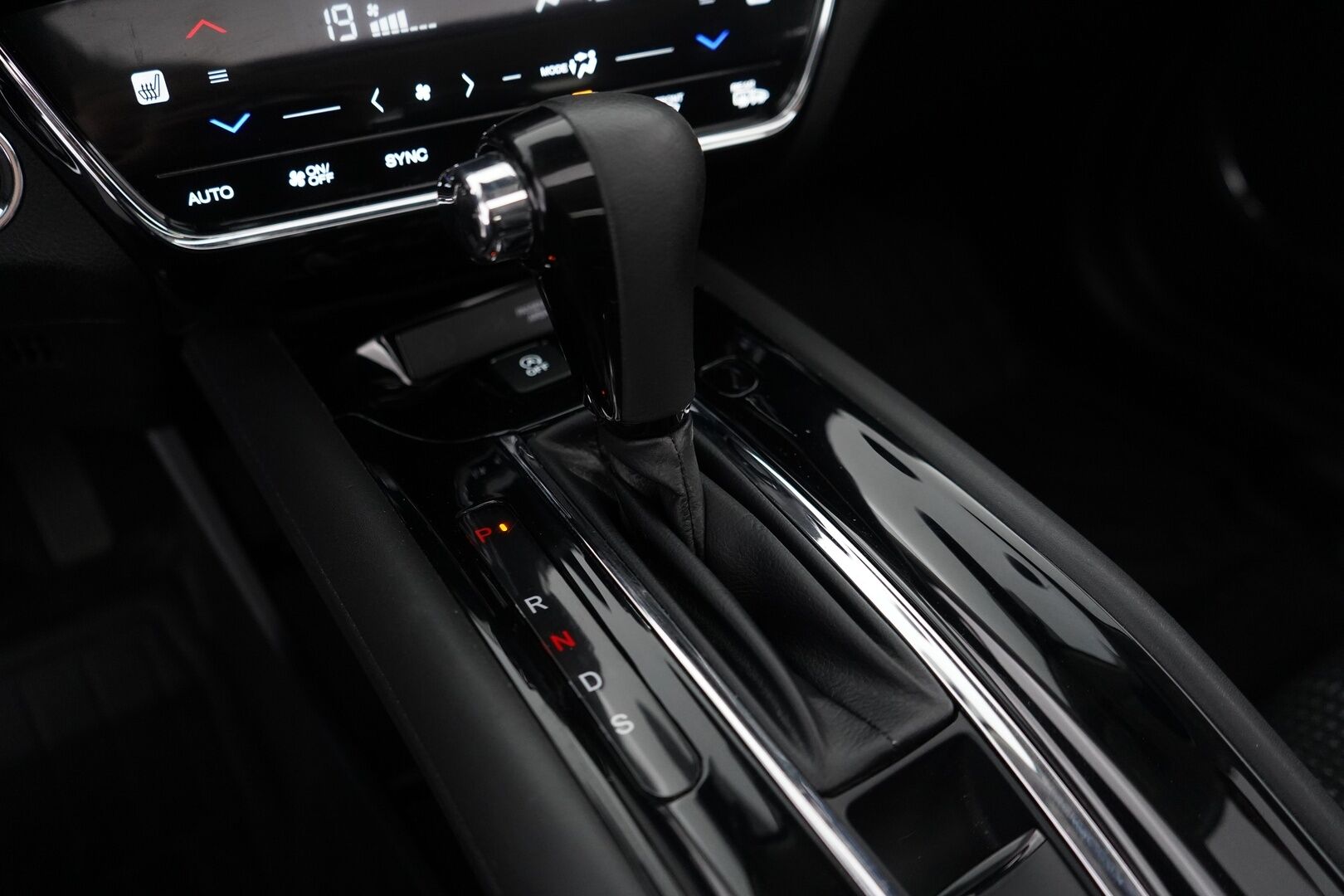 Honda HR-V 2016 1,5 Executive CVT *Vakkari / Koukku / Kamera / Kattoikkuna / Lohko / Keyless / Helmiäisvalkoinen* - Suomi-auto / Merkkihuollettu / 2. omisteinen / Juuri huollettu / Kahdet vanteet