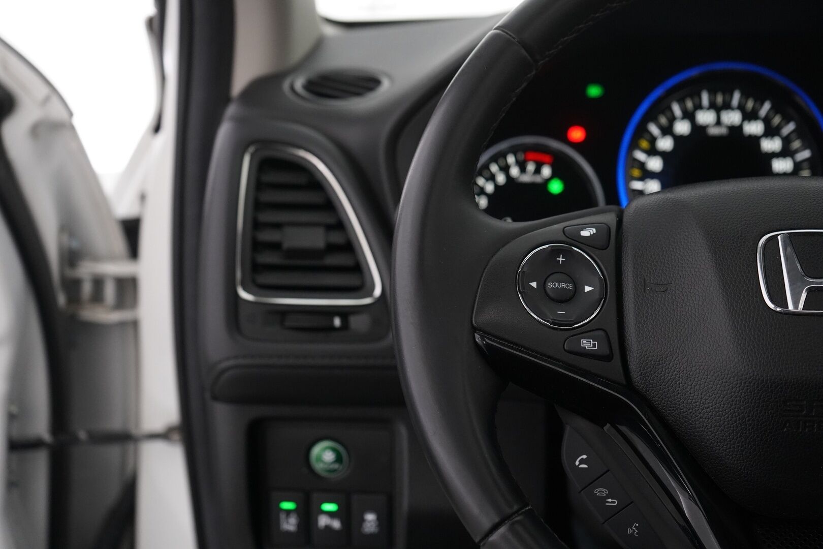 Honda HR-V 2016 1,5 Executive CVT *Vakkari / Koukku / Kamera / Kattoikkuna / Lohko / Keyless / Helmiäisvalkoinen* - Suomi-auto / Merkkihuollettu / 2. omisteinen / Juuri huollettu / Kahdet vanteet
