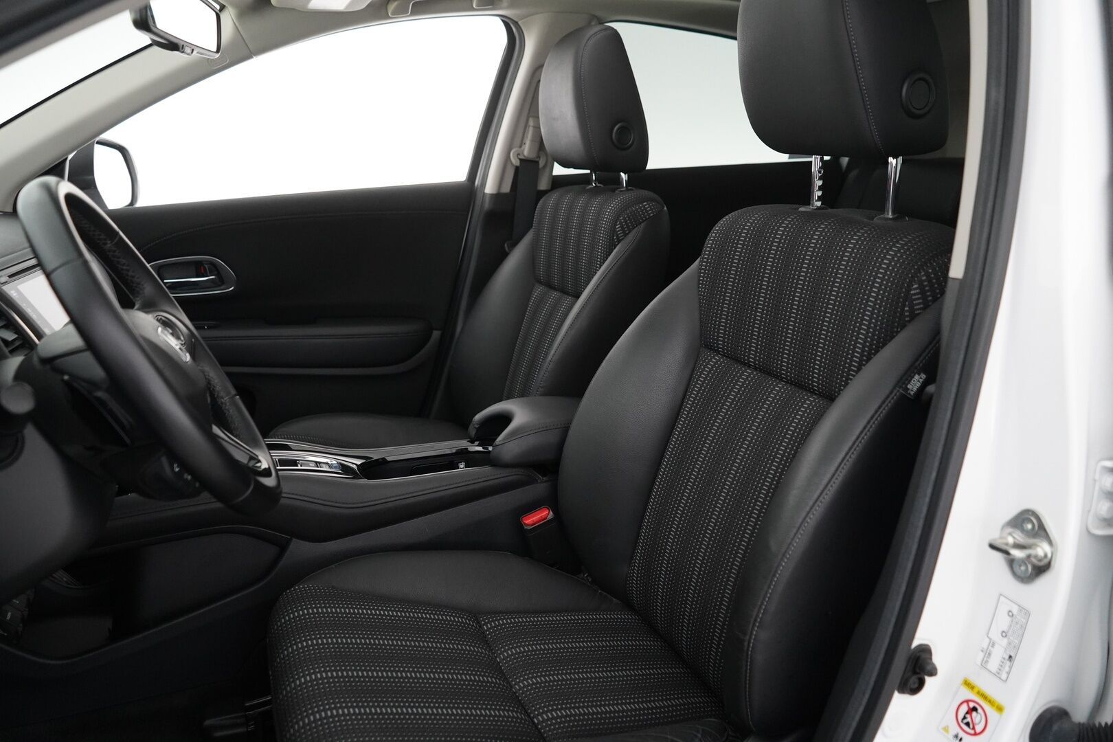 Honda HR-V 2016 1,5 Executive CVT *Vakkari / Koukku / Kamera / Kattoikkuna / Lohko / Keyless / Helmiäisvalkoinen* - Suomi-auto / Merkkihuollettu / 2. omisteinen / Juuri huollettu / Kahdet vanteet