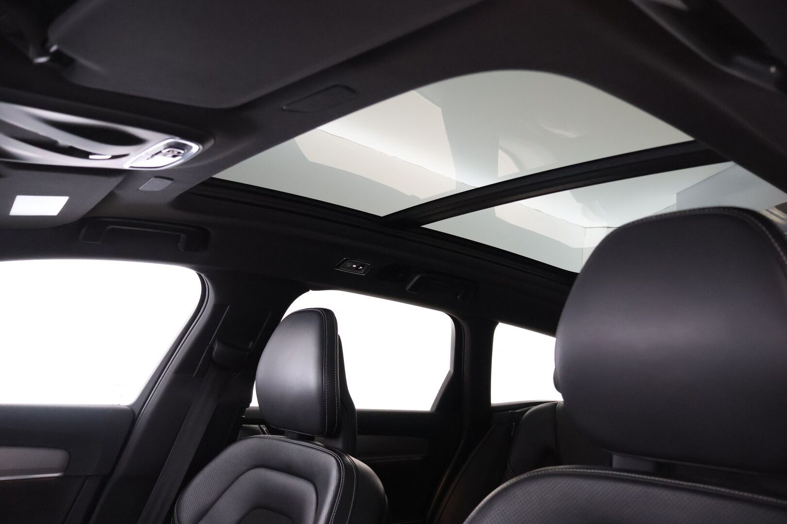 Volvo V90 2017 D5 AWD Business R-Design aut - Bowers&Wilkins | HUD | Vetokoukku | ACC | Kattoluukku | Webasto | Ei adblueta |  Kattavasti varusteltu | Hieno yksilö 