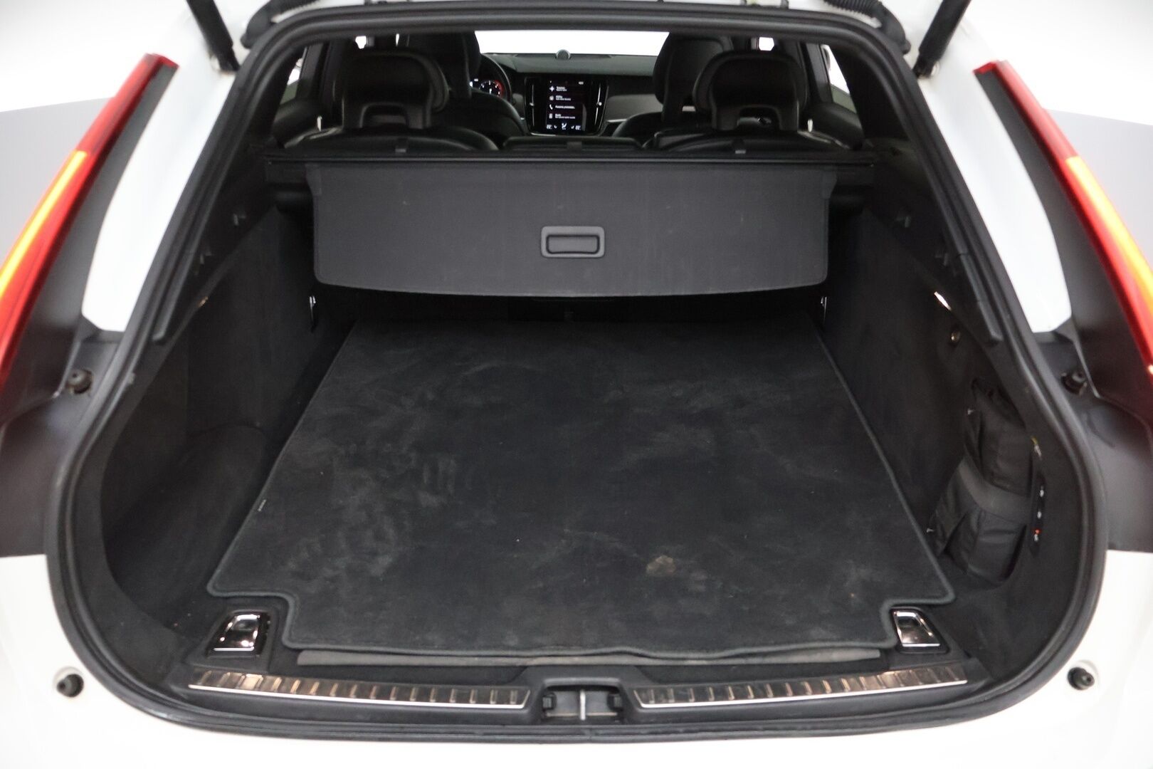 Volvo V90 2017 D5 AWD Business R-Design aut - Bowers&Wilkins | HUD | Vetokoukku | ACC | Kattoluukku | Webasto | Ei adblueta |  Kattavasti varusteltu | Juuri huollettu