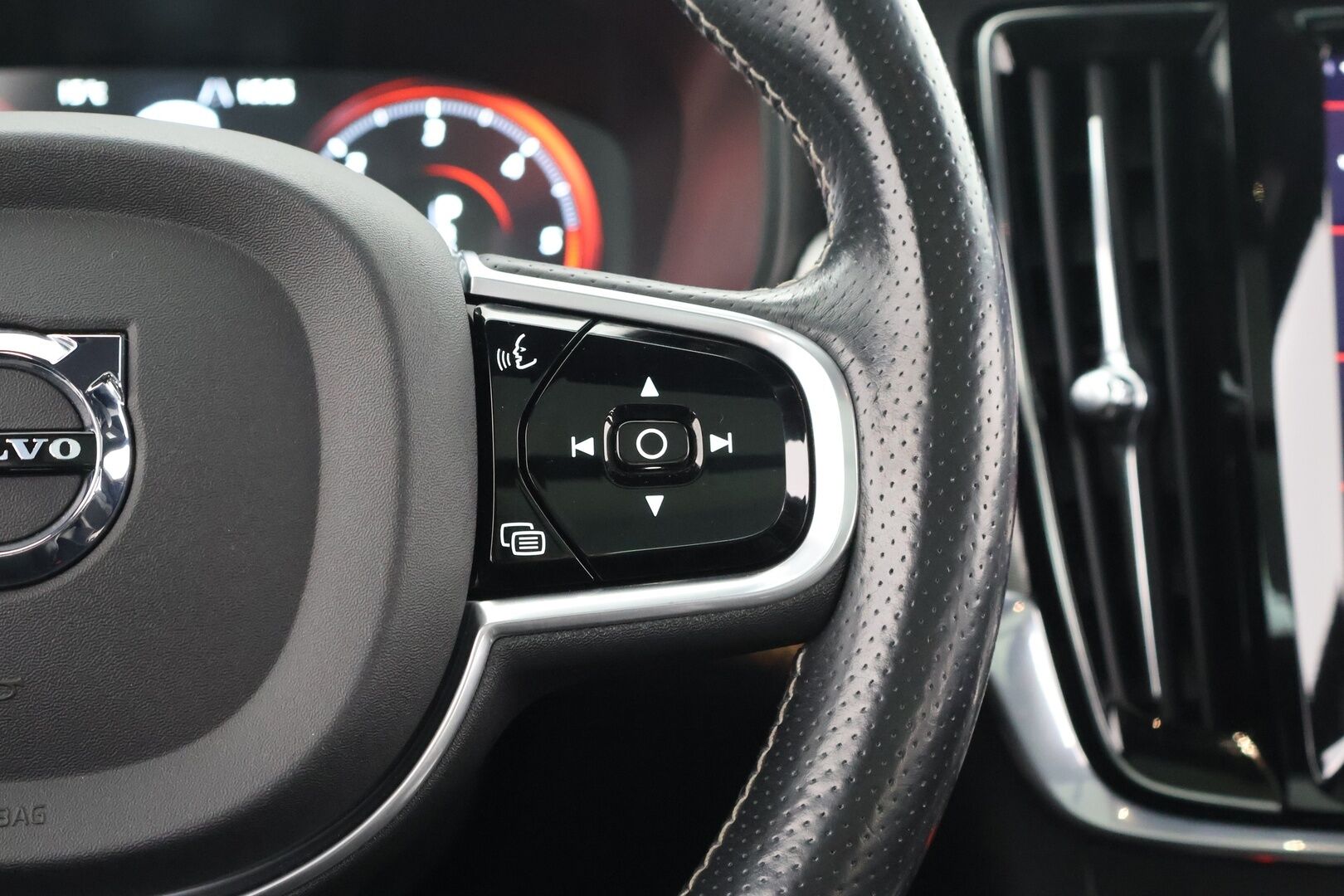 Volvo V90 2017 D5 AWD Business R-Design aut - Bowers&Wilkins | HUD | Vetokoukku | ACC | Kattoluukku | Webasto | Ei adblueta |  Kattavasti varusteltu | Hieno yksilö 