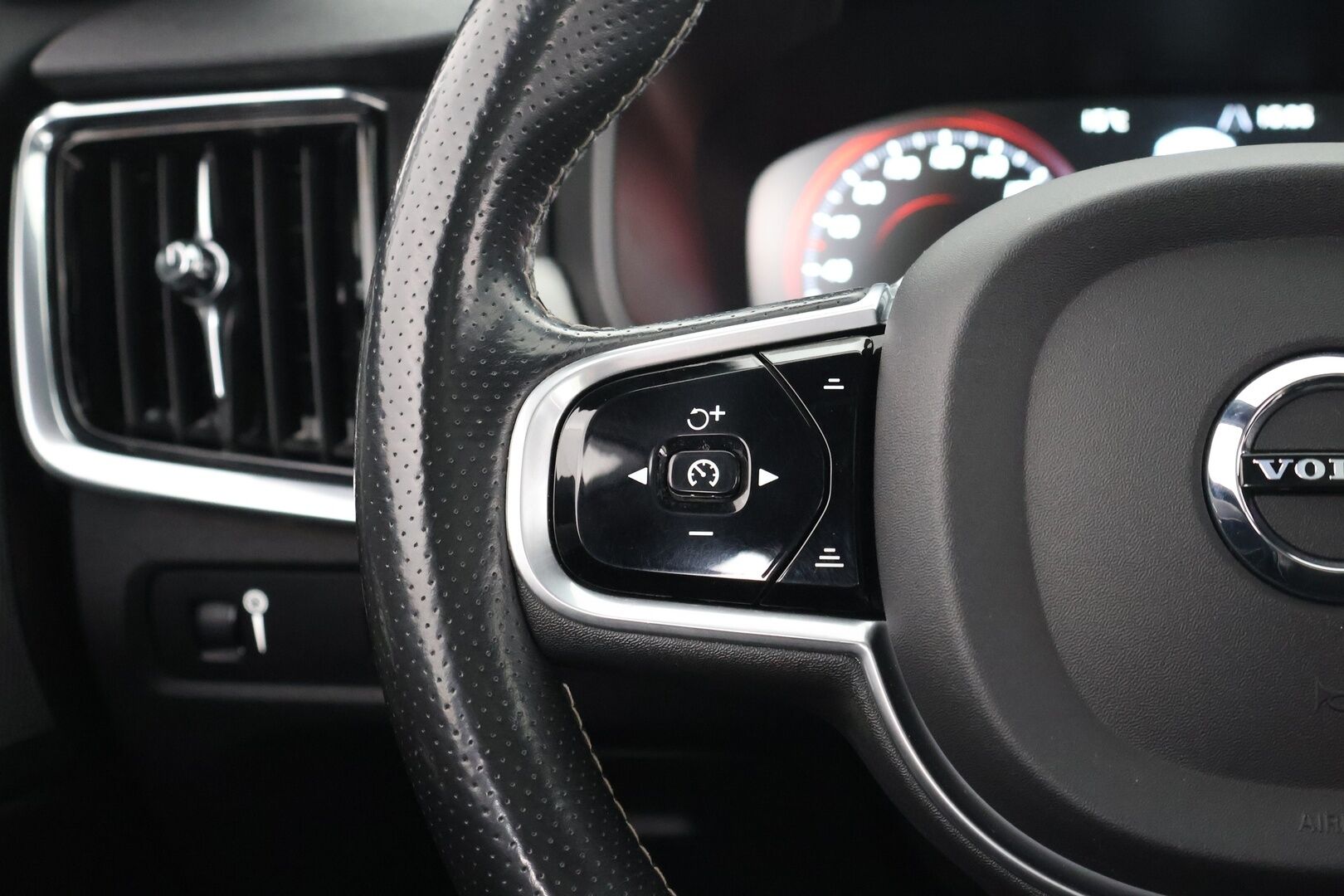 Volvo V90 2017 D5 AWD Business R-Design aut - Bowers&Wilkins | HUD | Vetokoukku | ACC | Kattoluukku | Webasto | Ei adblueta |  Kattavasti varusteltu | Hieno yksilö 