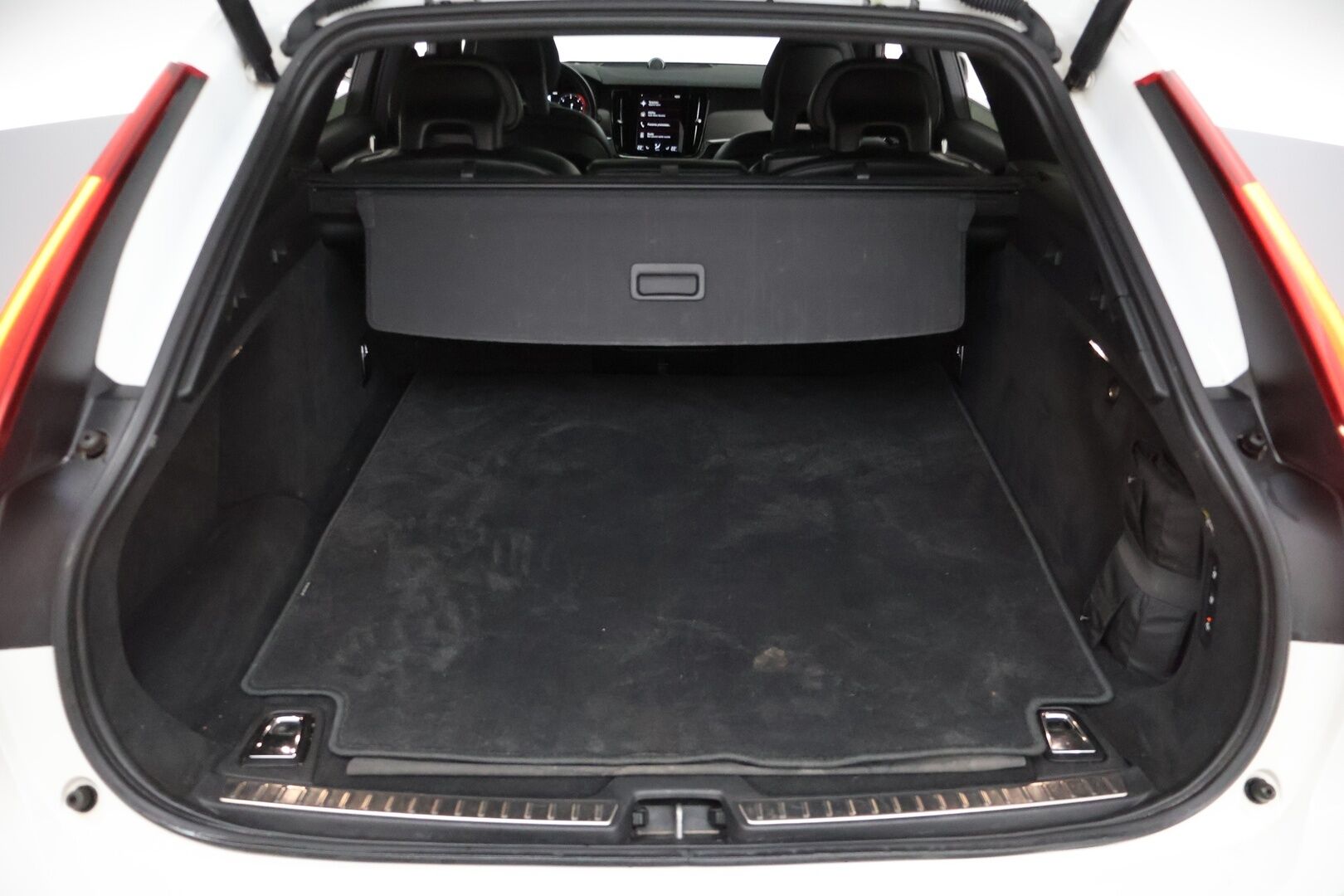 Volvo V90 2017 D5 AWD Business R-Design aut - Bowers&Wilkins | HUD | Vetokoukku | ACC | Kattoluukku | Webasto | Ei adblueta |  Kattavasti varusteltu | Hieno yksilö 