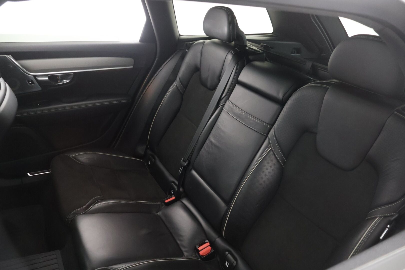 Volvo V90 2017 D5 AWD Business R-Design aut - Bowers&Wilkins | HUD | Vetokoukku | ACC | Kattoluukku | Webasto | Ei adblueta |  Kattavasti varusteltu | Hieno yksilö 