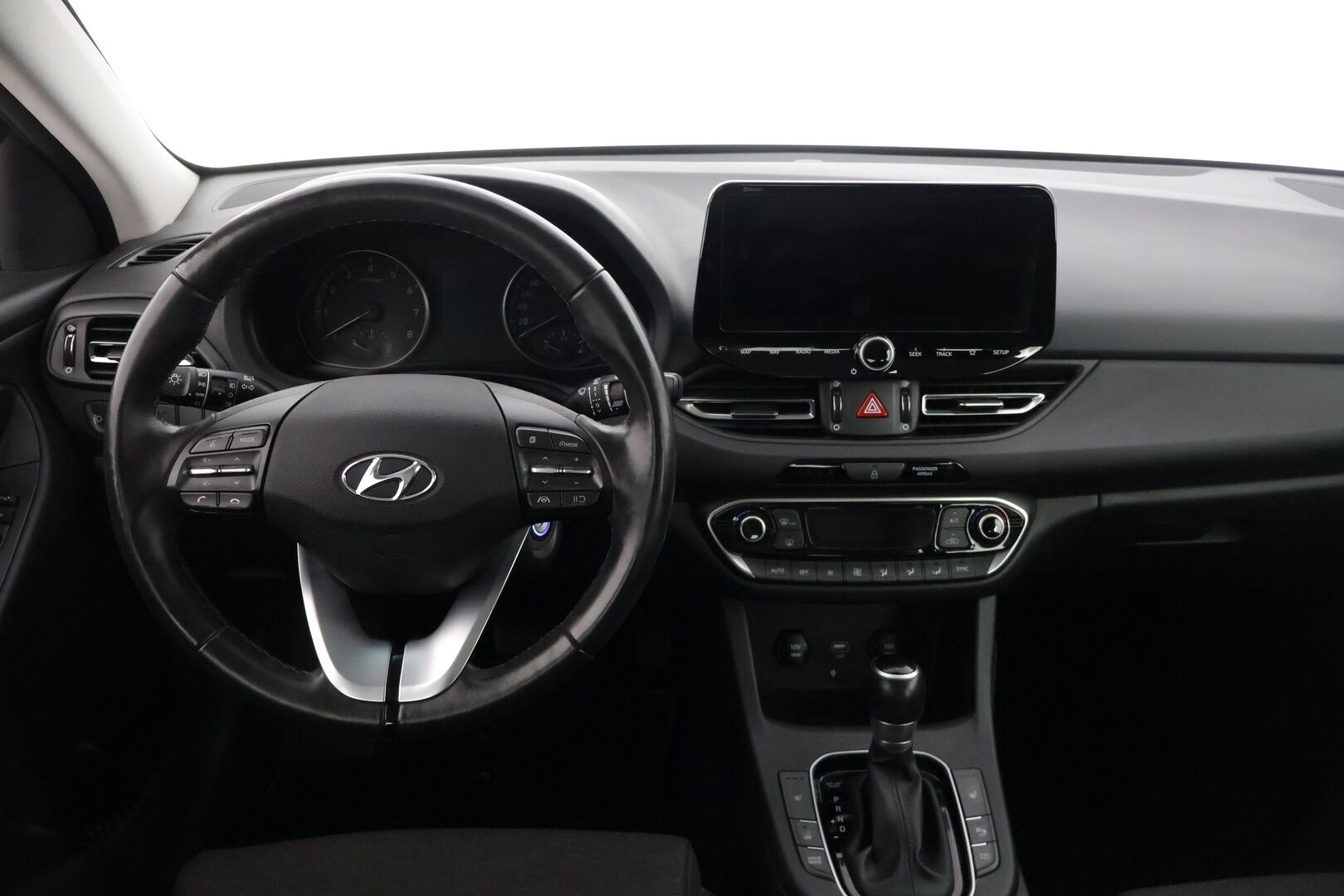 Hyundai i30 Wagon 2021 1,0 T-GDI 120 hv 48V hybrid 7-DCT-aut Comfort* Ir.vetokoukku / P-kamera / Navi / Ratinlämmitin * - *Merkkiliikkeen huoltohistoria / Hyvät kesä -ja talvirenkaat omilla aluvanteilla / Myydään juuri huollettuna *