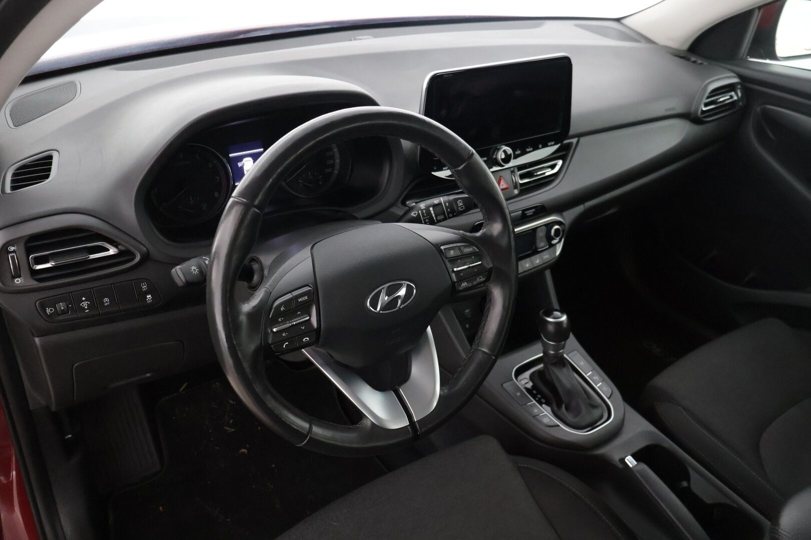 Hyundai i30 Wagon 2021 1,0 T-GDI 120 hv 48V hybrid 7-DCT-aut Comfort* Ir.vetokoukku / P-kamera / Navi / Ratinlämmitin * - *Merkkiliikkeen huoltohistoria / Hyvät kesä -ja talvirenkaat omilla aluvanteilla / Myydään juuri huollettuna *