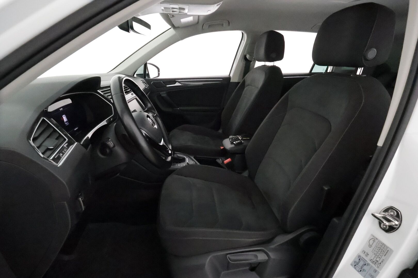 Volkswagen Tiguan 2017 Highline 2,0 TSI 132 kW  4MOTION DSG **ACC / Webasto / P.tutkat / Koukku / LED / Navi / KeylessGo** - Suomi-auto / Kahdet renkaat aluvanteilla 