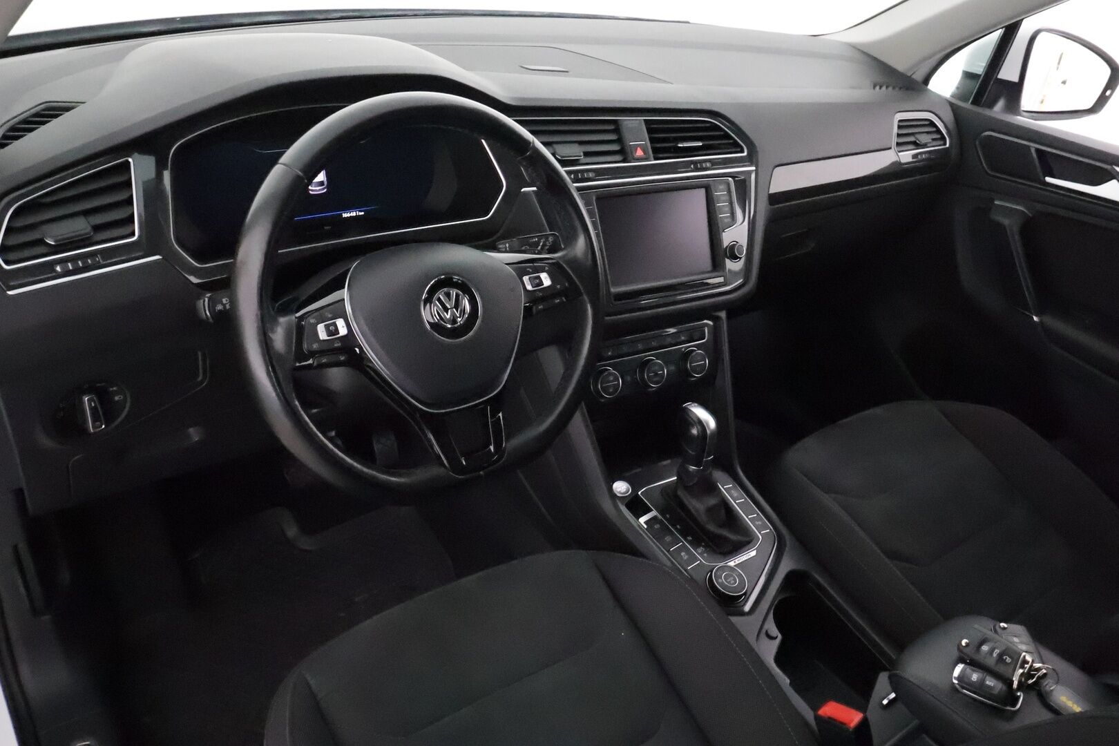 Volkswagen Tiguan 2017 Highline 2,0 TSI 132 kW  4MOTION DSG **ACC / Webasto / P.tutkat / Koukku / LED / Navi / KeylessGo** - Suomi-auto / Kahdet renkaat aluvanteilla 