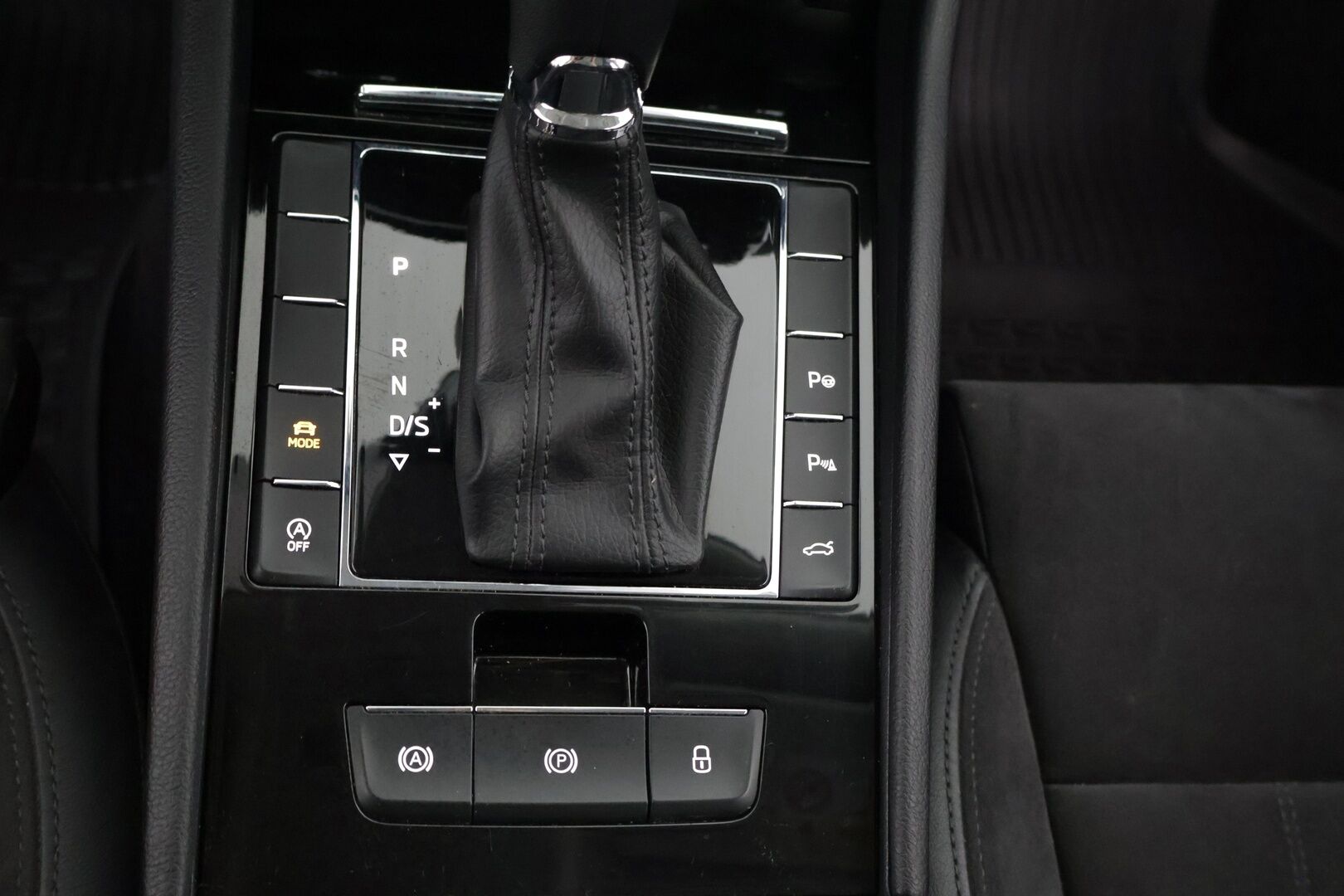Skoda Superb 2017 Combi 2,0 TDI 150 Elegance DSG Autom / ACC / Webasto / BLIS / Canton / Muistipenkki kuljettajalla* - Särmä huoltohistoria / 2x hyvät renkaat / Siistissä kunnossa / Hyvin pidetty*