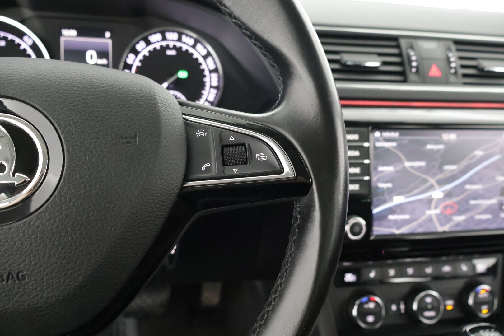 Skoda Superb 2017 Combi 2,0 TDI 150 Elegance DSG Autom / ACC / Webasto / BLIS / Canton / Muistipenkki kuljettajalla* - Särmä huoltohistoria / 2x hyvät renkaat / Siistissä kunnossa / Hyvin pidetty*