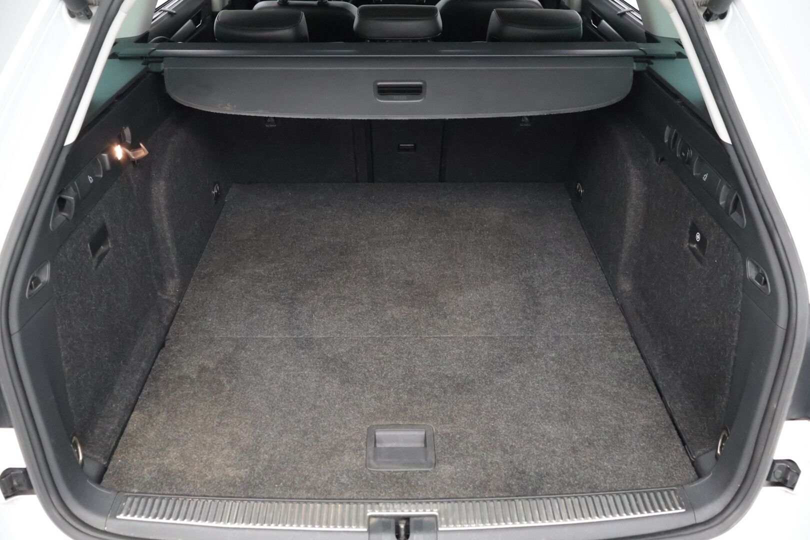 Skoda Superb 2017 Combi 2,0 TDI 150 Elegance DSG Autom / ACC / Webasto / BLIS / Canton / Muistipenkki kuljettajalla* - Särmä huoltohistoria / 2x hyvät renkaat / Siistissä kunnossa / Hyvin pidetty*