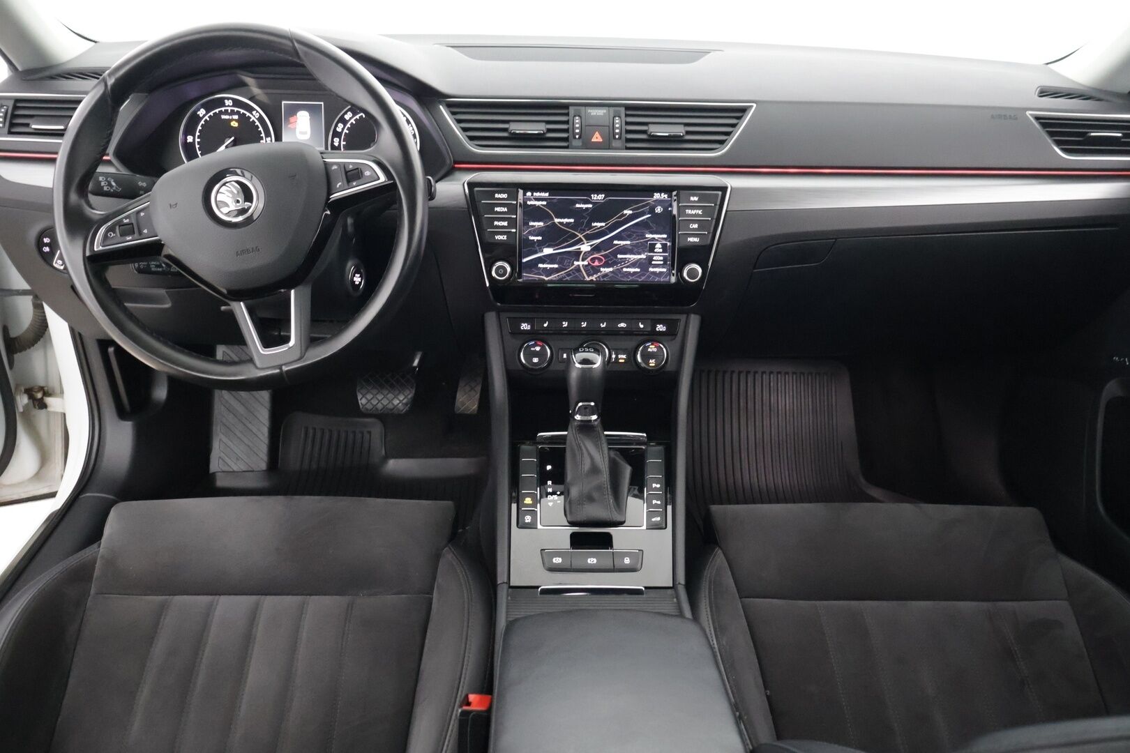 Skoda Superb 2017 Combi 2,0 TDI 150 Elegance DSG Autom / ACC / Webasto / BLIS / Canton / Muistipenkki kuljettajalla* - Särmä huoltohistoria / 2x hyvät renkaat / Siistissä kunnossa / Hyvin pidetty*