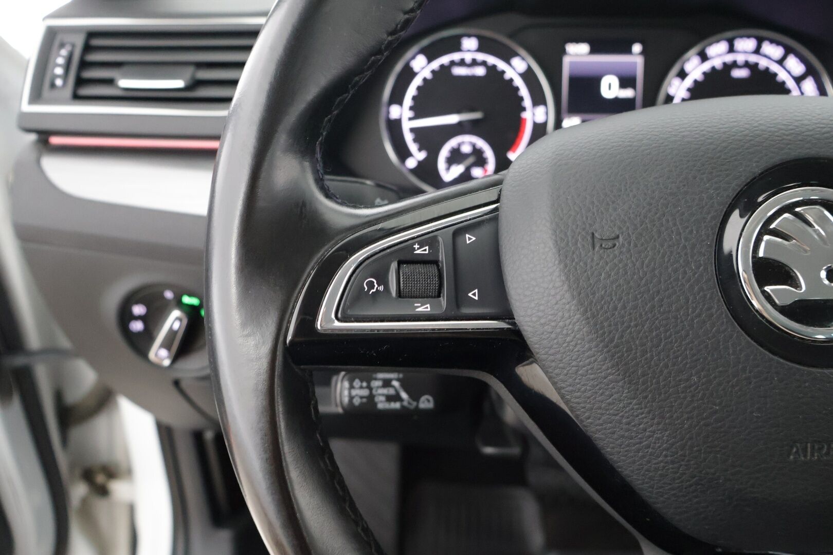 Skoda Superb 2017 Combi 2,0 TDI 150 Elegance DSG Autom / ACC / Webasto / BLIS / Canton / Muistipenkki kuljettajalla* - Särmä huoltohistoria / 2x hyvät renkaat / Siistissä kunnossa / Hyvin pidetty*