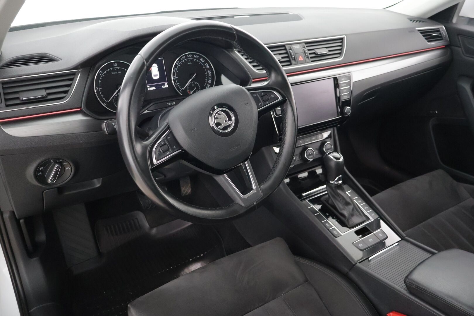 Skoda Superb 2017 Combi 2,0 TDI 150 Elegance DSG Autom / ACC / Webasto / BLIS / Canton / Muistipenkki kuljettajalla* - Särmä huoltohistoria / 2x hyvät renkaat / Siistissä kunnossa / Hyvin pidetty*
