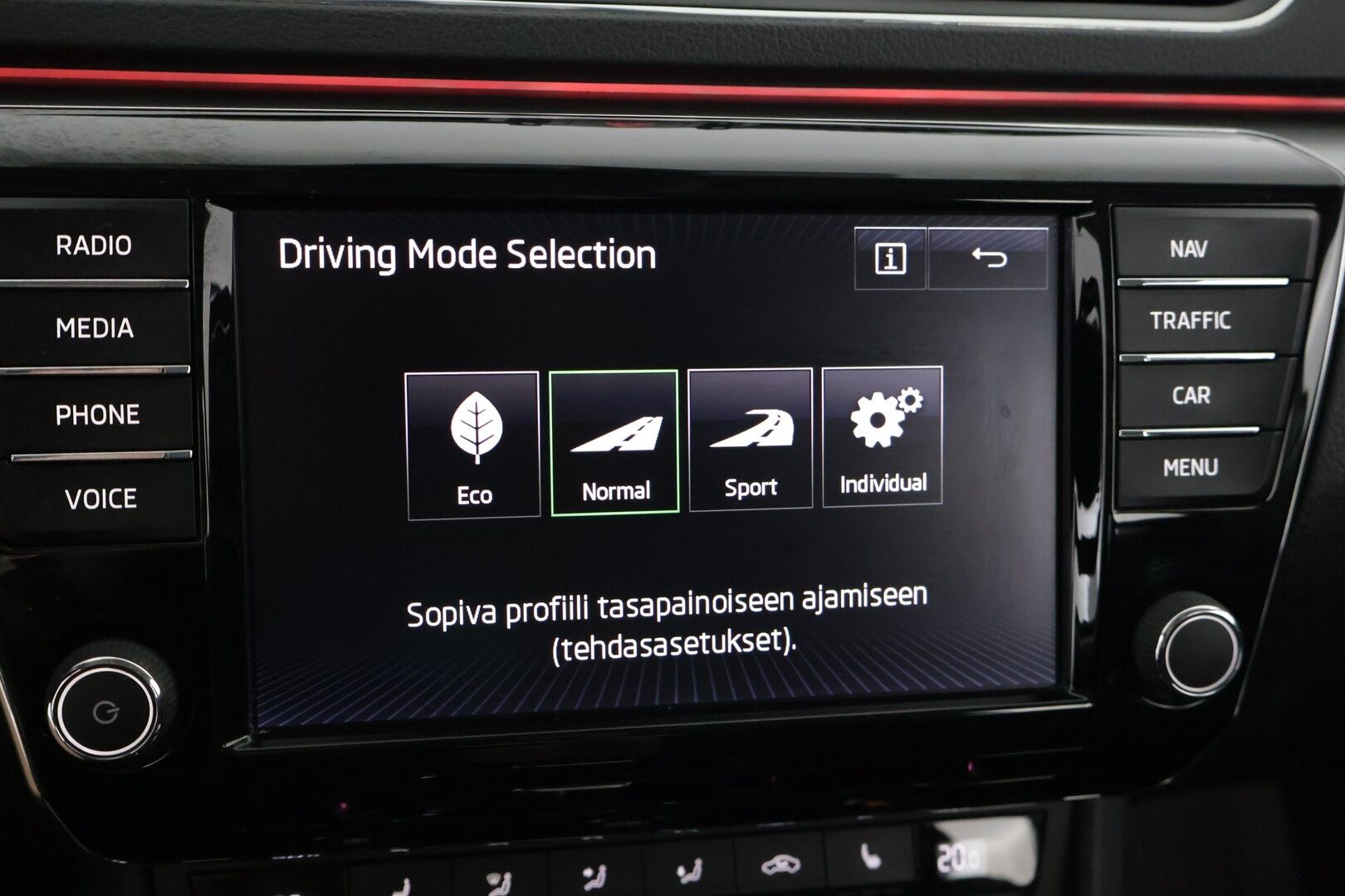 Skoda Superb 2017 Combi 2,0 TDI 150 Elegance DSG Autom / ACC / Webasto / BLIS / Canton / Muistipenkki kuljettajalla* - Särmä huoltohistoria / 2x hyvät renkaat / Siistissä kunnossa / Hyvin pidetty*