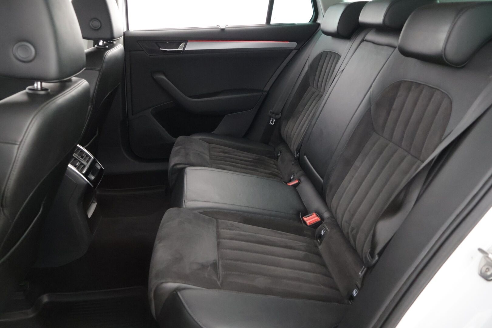 Skoda Superb 2017 Combi 2,0 TDI 150 Elegance DSG Autom / ACC / Webasto / BLIS / Canton / Muistipenkki kuljettajalla* - Särmä huoltohistoria / 2x hyvät renkaat / Siistissä kunnossa / Hyvin pidetty*