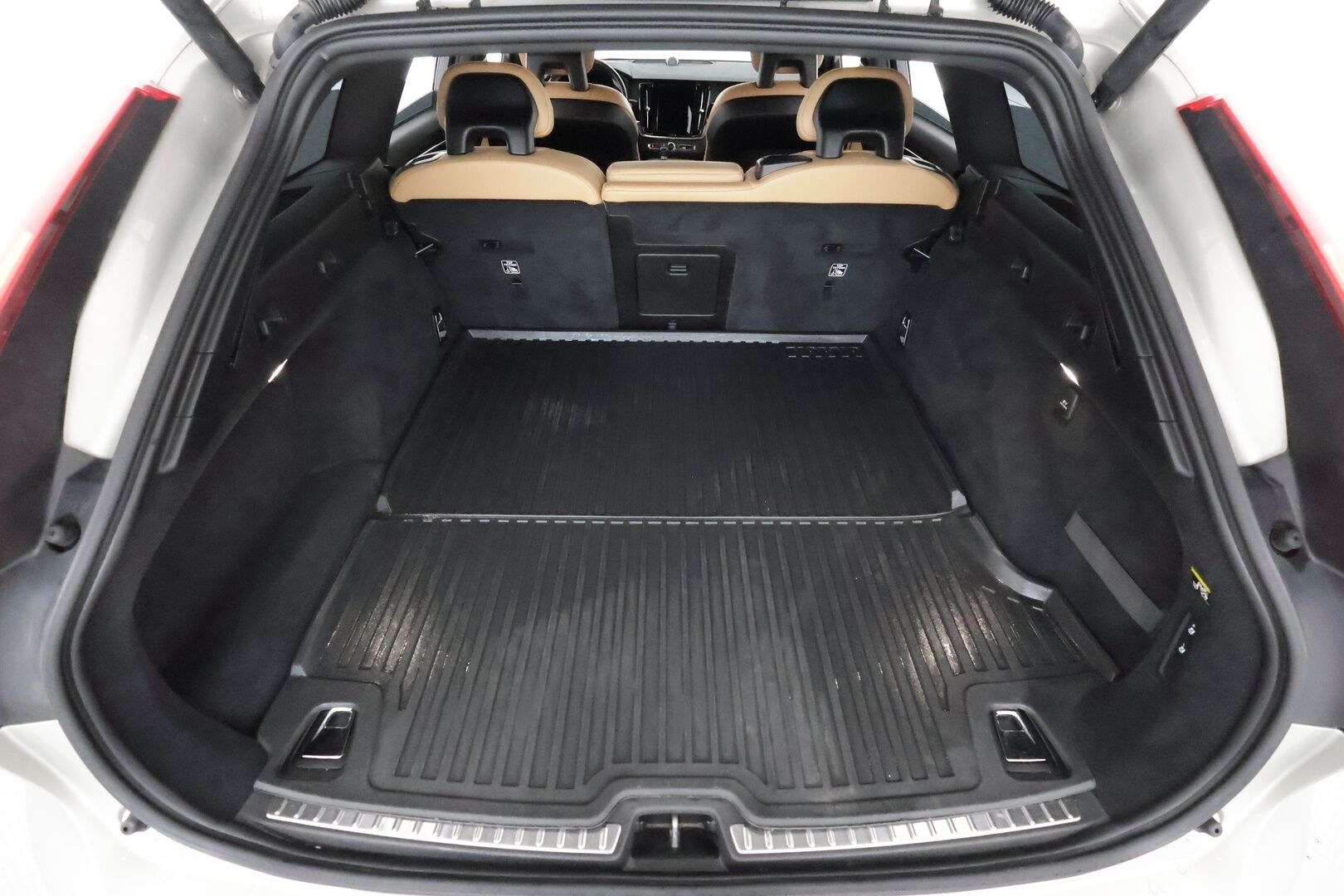 Volvo V90 2017 D4 AWD Inscription aut **Bowers&Wilkins / Webasto / Koukku / Adapt.Vakkari / Sporttipenkki Muistilla / LED-valot** - Bowers&Wilkins / P.Tutka / Kaistavahti / Vaalean-Ruskea Nahkaverhoilu / KeylessGO / 2x Renkaat / 