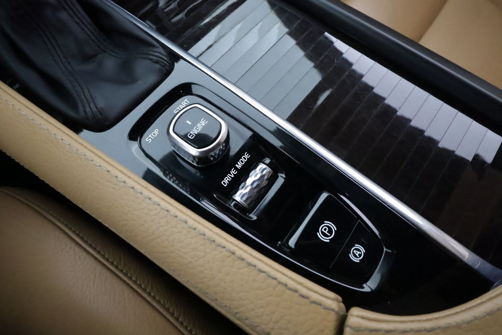 Volvo V90 2017 D4 AWD Inscription aut **Bowers&Wilkins / Webasto / Koukku / Adapt.Vakkari / Sporttipenkki Muistilla / LED-valot** - Bowers&Wilkins / P.Tutka / Kaistavahti / Vaalean-Ruskea Nahkaverhoilu / KeylessGO / 2x Renkaat / 