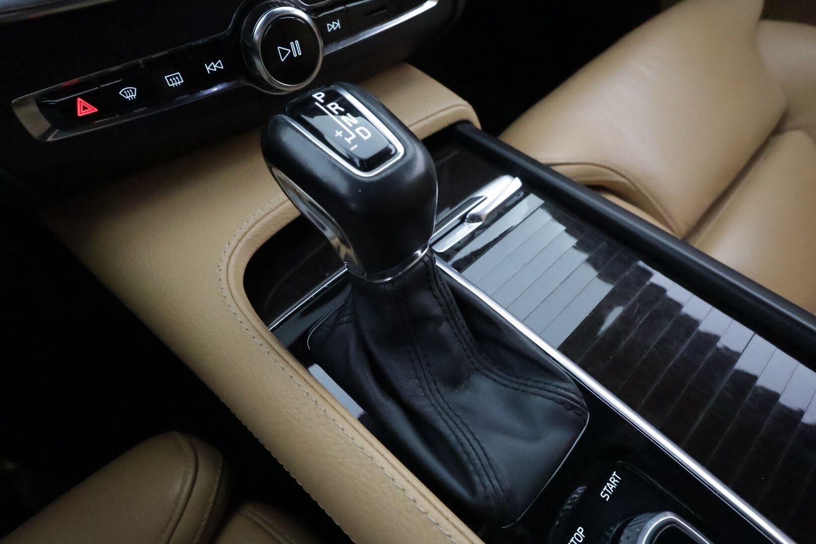 Volvo V90 2017 D4 AWD Inscription aut **Bowers&Wilkins / Webasto / Koukku / Adapt.Vakkari / Sporttipenkki Muistilla / LED-valot** - Bowers&Wilkins / P.Tutka / Kaistavahti / Vaalean-Ruskea Nahkaverhoilu / KeylessGO / 2x Renkaat / 