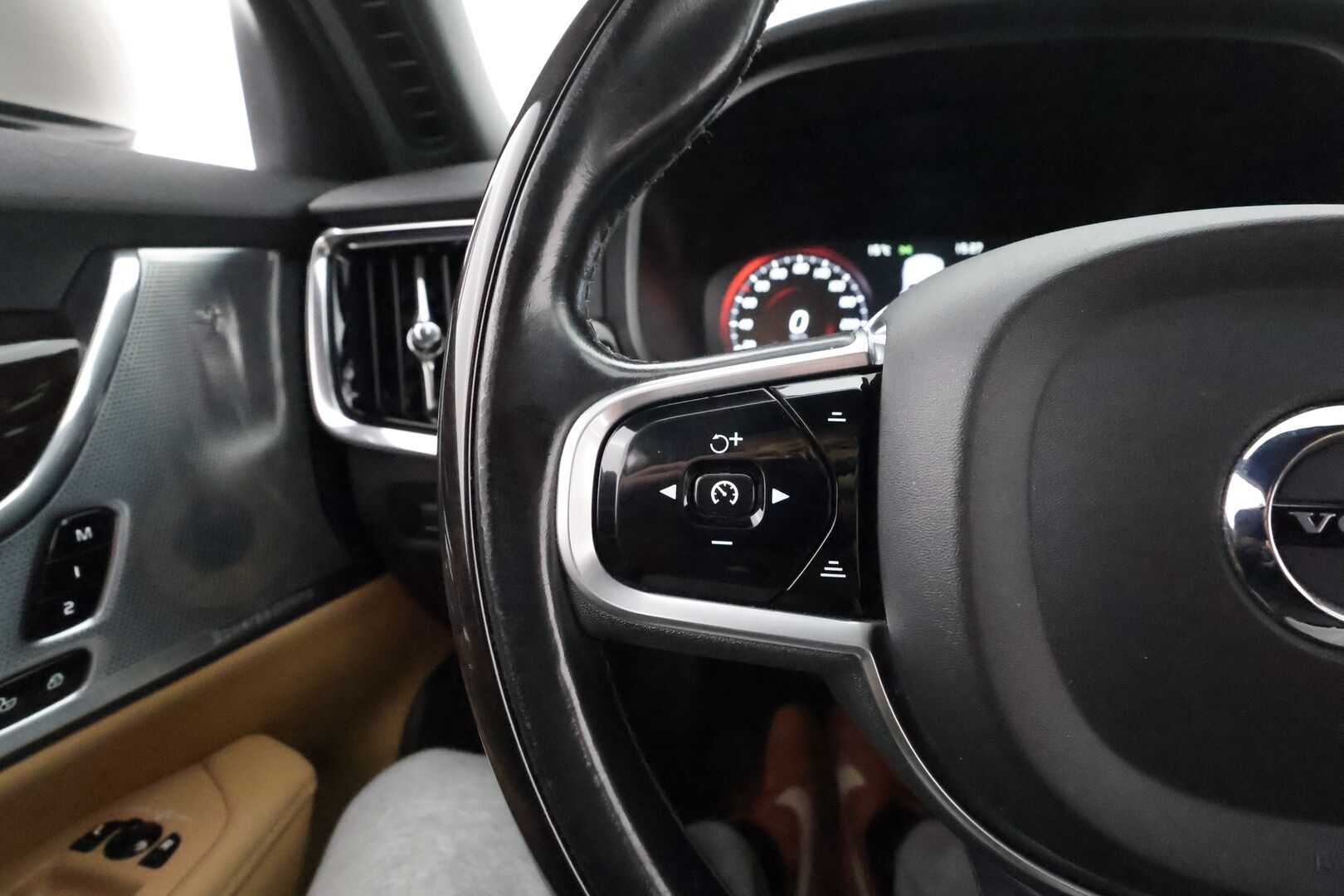 Volvo V90 2017 D4 AWD Inscription aut **Bowers&Wilkins / Webasto / Koukku / Adapt.Vakkari / Sporttipenkki Muistilla / LED-valot** - Bowers&Wilkins / P.Tutka / Kaistavahti / Vaalean-Ruskea Nahkaverhoilu / KeylessGO / 2x Renkaat / 
