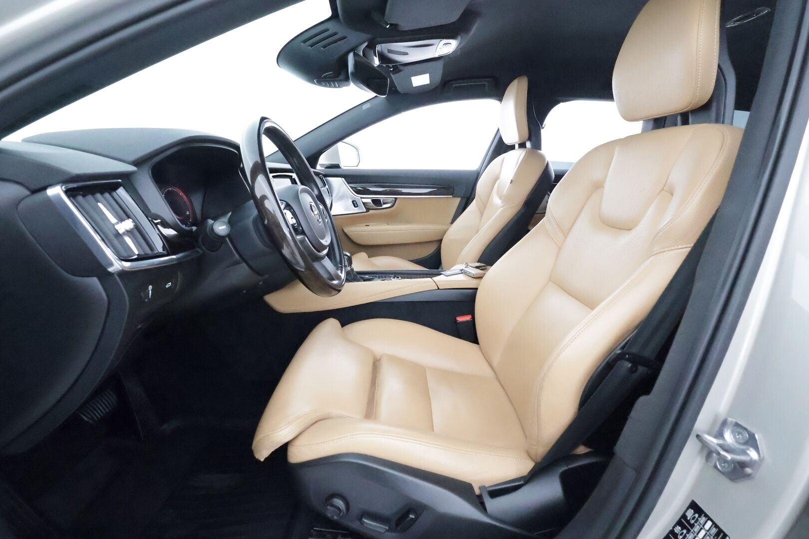 Volvo V90 2017 D4 AWD Inscription aut **Bowers&Wilkins / Webasto / Koukku / Adapt.Vakkari / Sporttipenkki Muistilla / LED-valot** - Bowers&Wilkins / P.Tutka / Kaistavahti / Vaalean-Ruskea Nahkaverhoilu / KeylessGO / 2x Renkaat / 