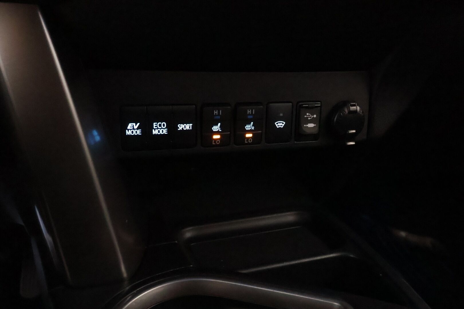 Toyota RAV4 2017 2,5 Hybrid AWD Style - Suomiauto / 360-Kamera / Vetokoukku / Lohko / BLIS / Vakkari / Sähköluukku / Ratinlämmitin