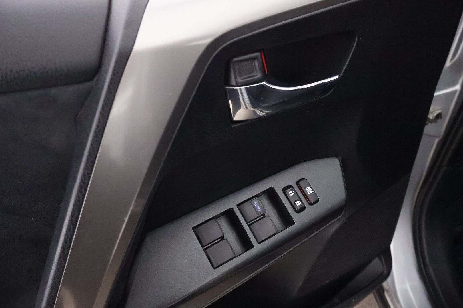 Toyota RAV4 2017 2,5 Hybrid AWD Style - Suomiauto / 360-Kamera / Vetokoukku / Lohko / BLIS / Vakkari / Sähköluukku / Ratinlämmitin