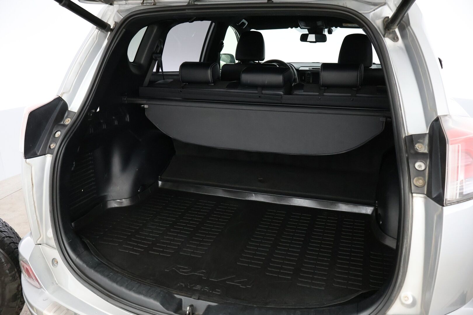 Toyota RAV4 2017 2,5 Hybrid AWD Style - Suomiauto / 360-Kamera / Vetokoukku / Lohko / BLIS / Vakkari / Sähköluukku / Ratinlämmitin