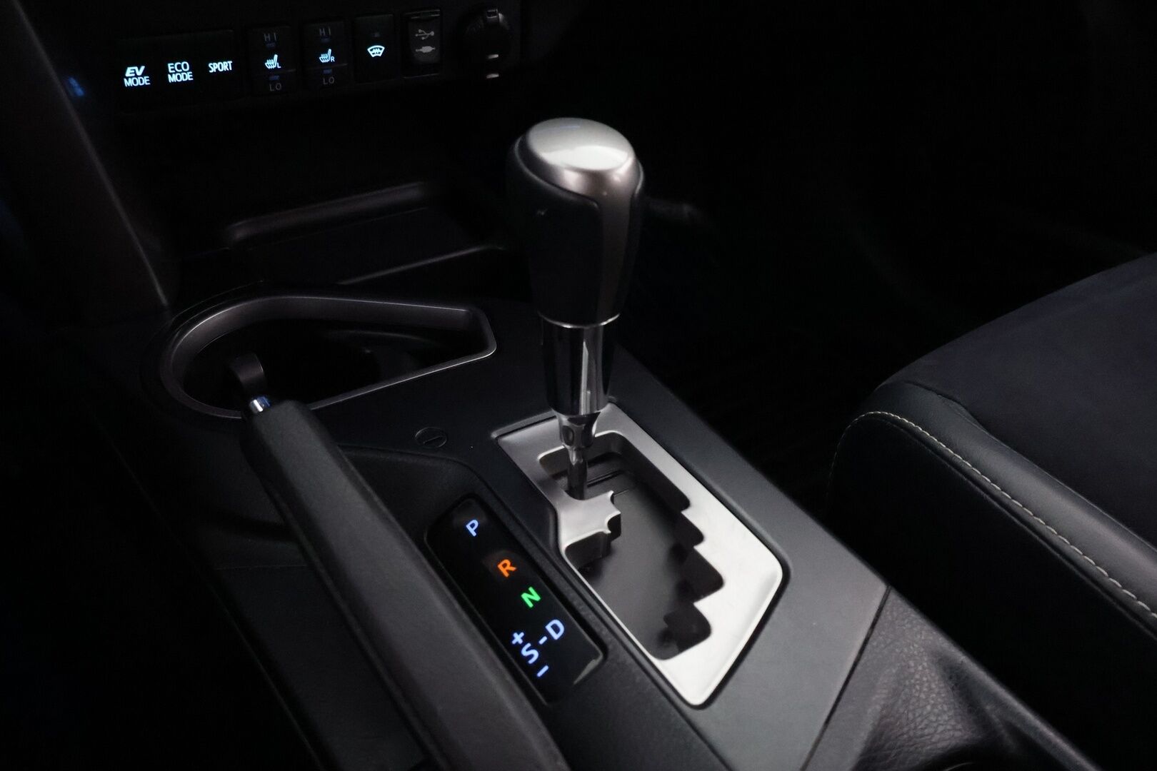 Toyota RAV4 2017 2,5 Hybrid AWD Style - Suomiauto / 360-Kamera / Vetokoukku / Lohko / BLIS / Vakkari / Sähköluukku / Ratinlämmitin