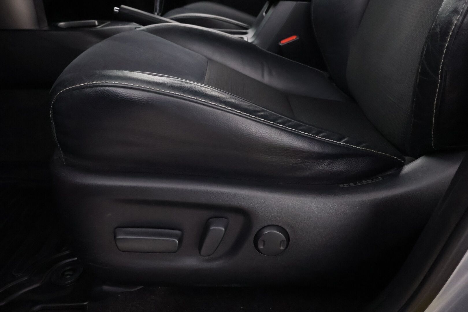 Toyota RAV4 2017 2,5 Hybrid AWD Style - Suomiauto / 360-Kamera / Vetokoukku / Lohko / BLIS / Vakkari / Sähköluukku / Ratinlämmitin