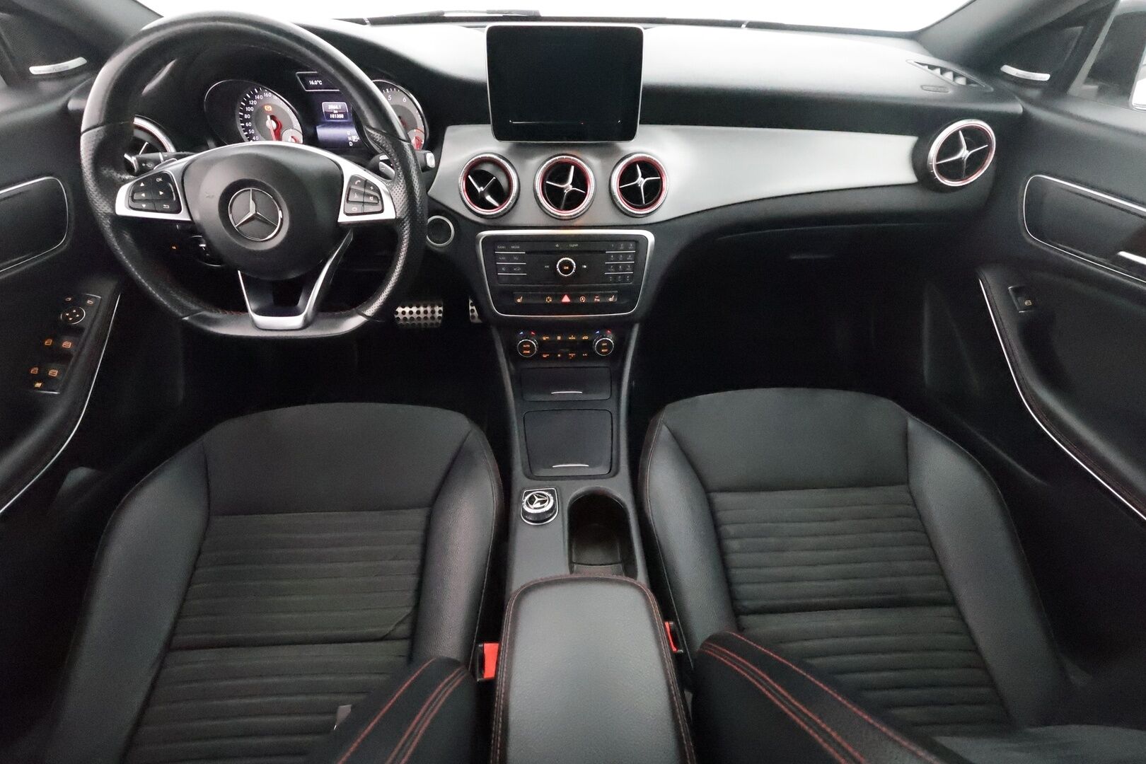 Mercedes-Benz CLA 2015 200 A Shooting Brake AMG - Lasikattoluukku / Harman/Kardon / P. Kamera / Vakkari / Adapt. LED / Bluetooth / 2x Renkaat