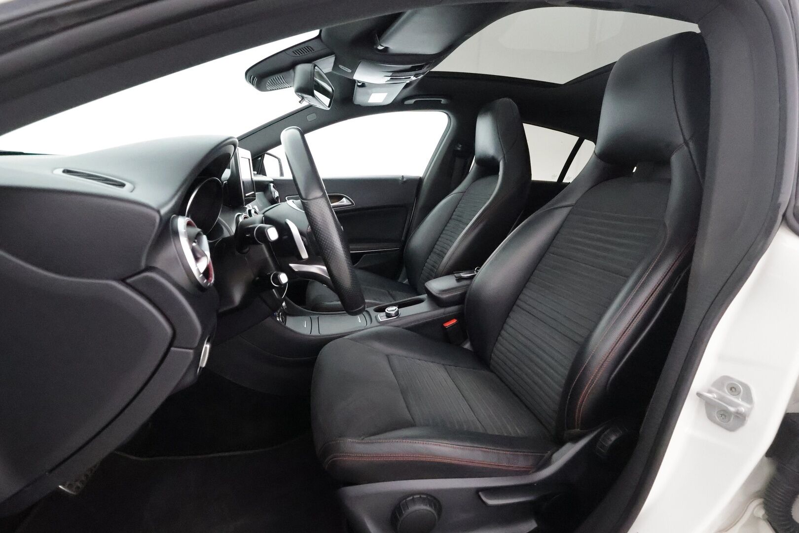 Mercedes-Benz CLA 2015 200 A Shooting Brake AMG - Lasikattoluukku / Harman/Kardon / P. Kamera / Vakkari / Adapt. LED / Bluetooth / 2x Renkaat
