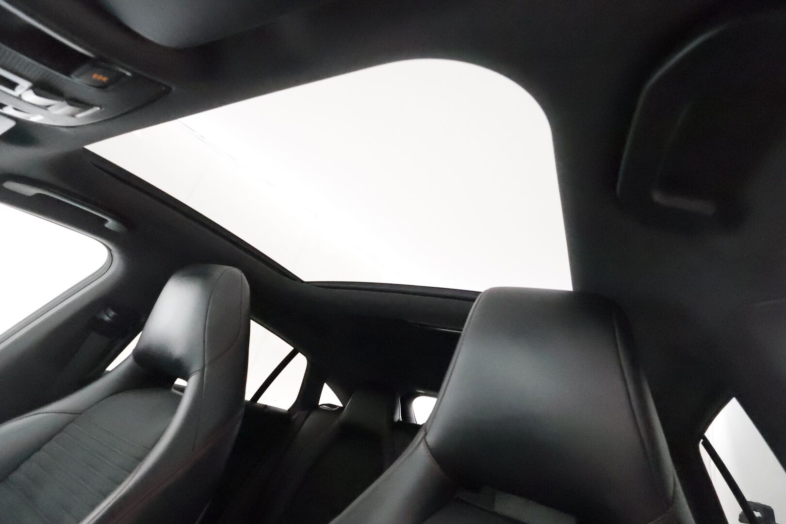 Mercedes-Benz CLA 2015 200 A Shooting Brake AMG - Lasikattoluukku / Harman/Kardon / P. Kamera / Vakkari / Adapt. LED / Bluetooth / 2x Renkaat