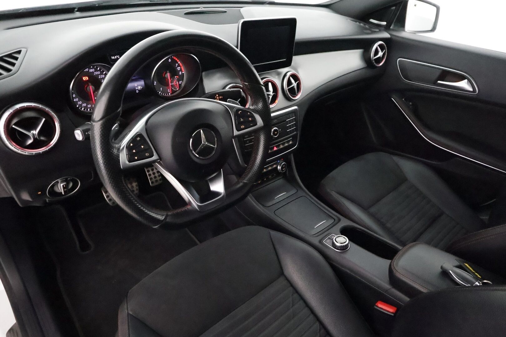 Mercedes-Benz CLA 2015 200 A Shooting Brake AMG - Lasikattoluukku / Harman/Kardon / P. Kamera / Vakkari / Adapt. LED / Bluetooth / 2x Renkaat