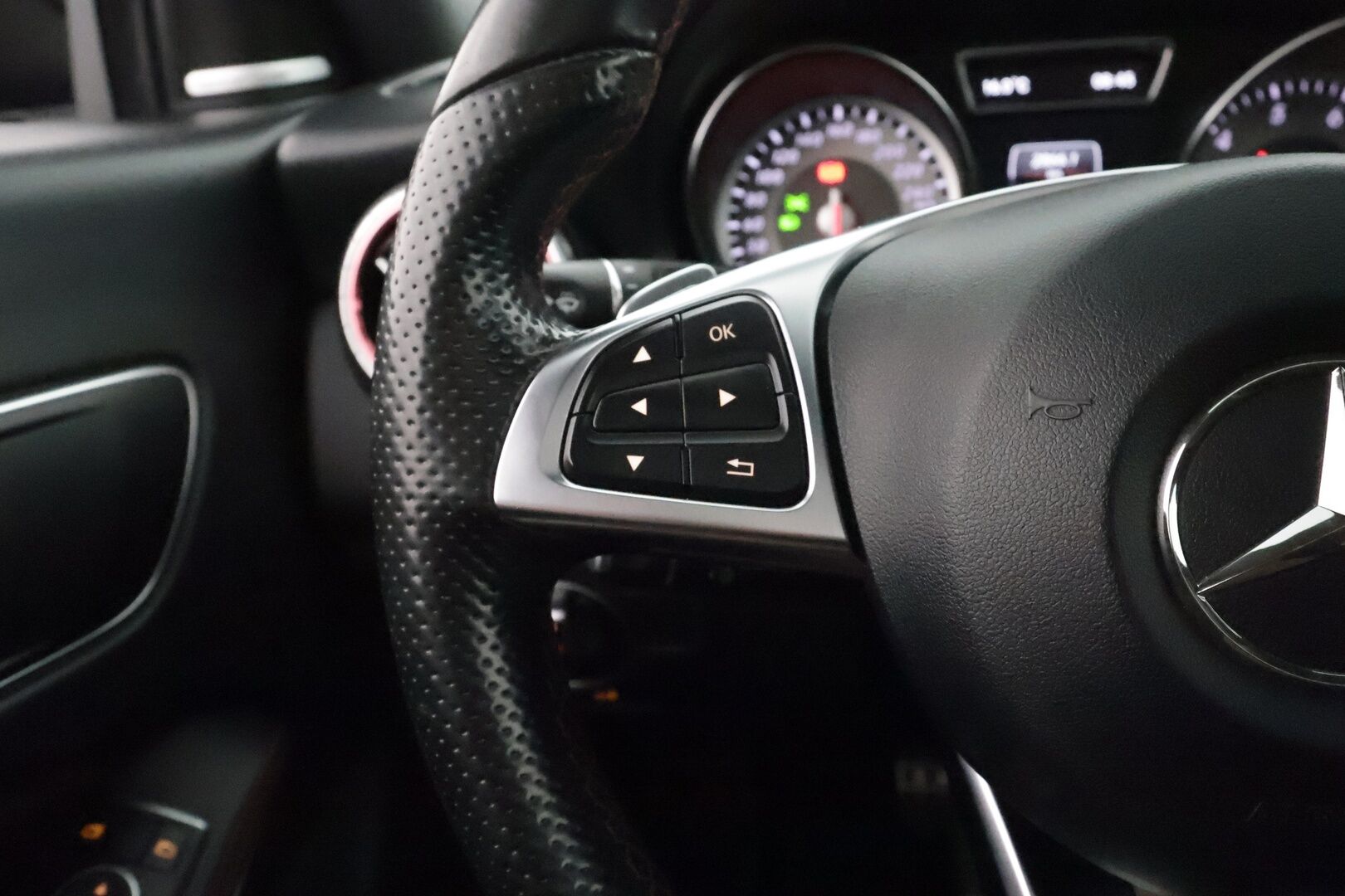 Mercedes-Benz CLA 2015 200 A Shooting Brake AMG - Lasikattoluukku / Harman/Kardon / P. Kamera / Vakkari / Adapt. LED / Bluetooth / 2x Renkaat