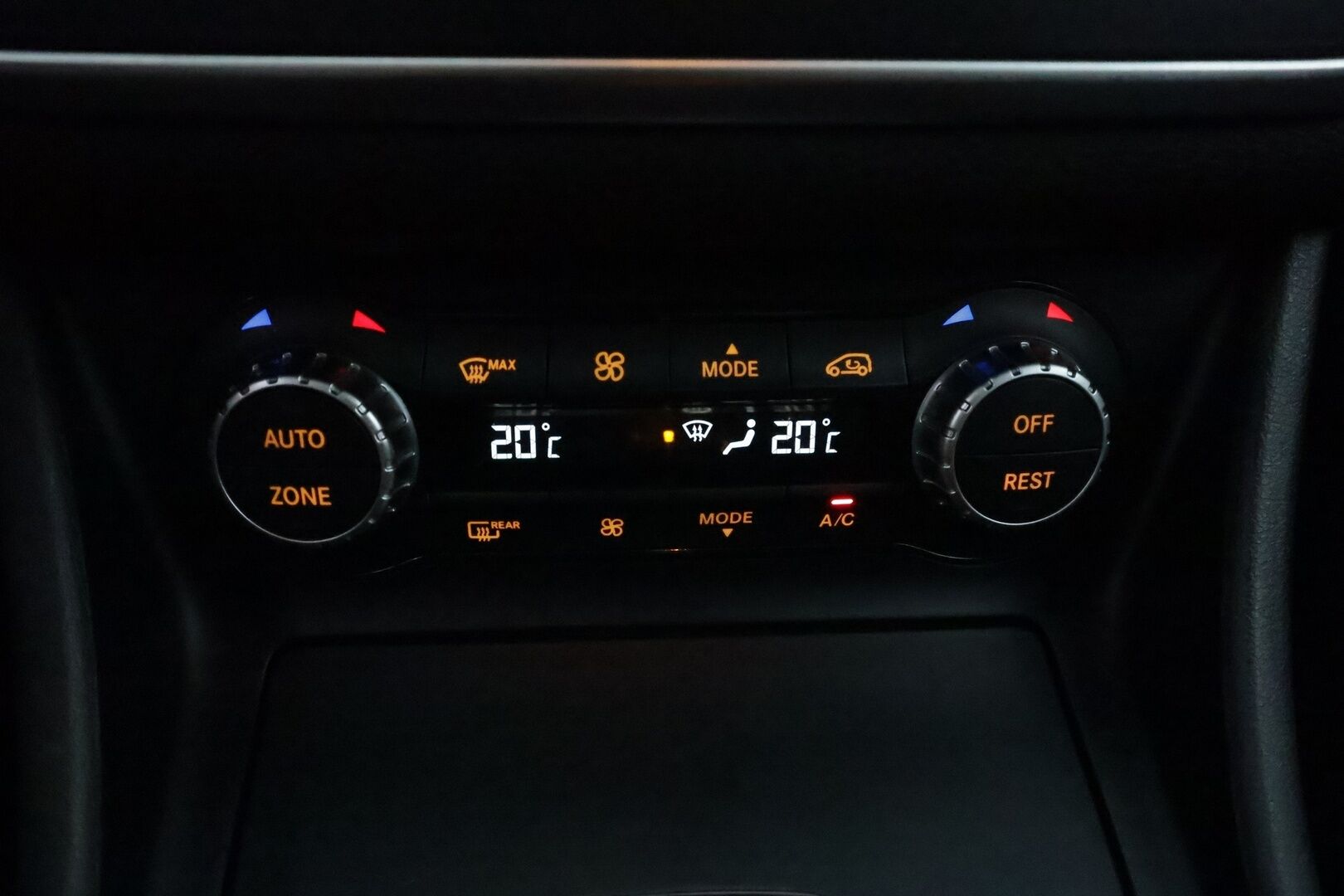 Mercedes-Benz CLA 2015 200 A Shooting Brake AMG - Lasikattoluukku / Harman/Kardon / P. Kamera / Vakkari / Adapt. LED / Bluetooth / 2x Renkaat