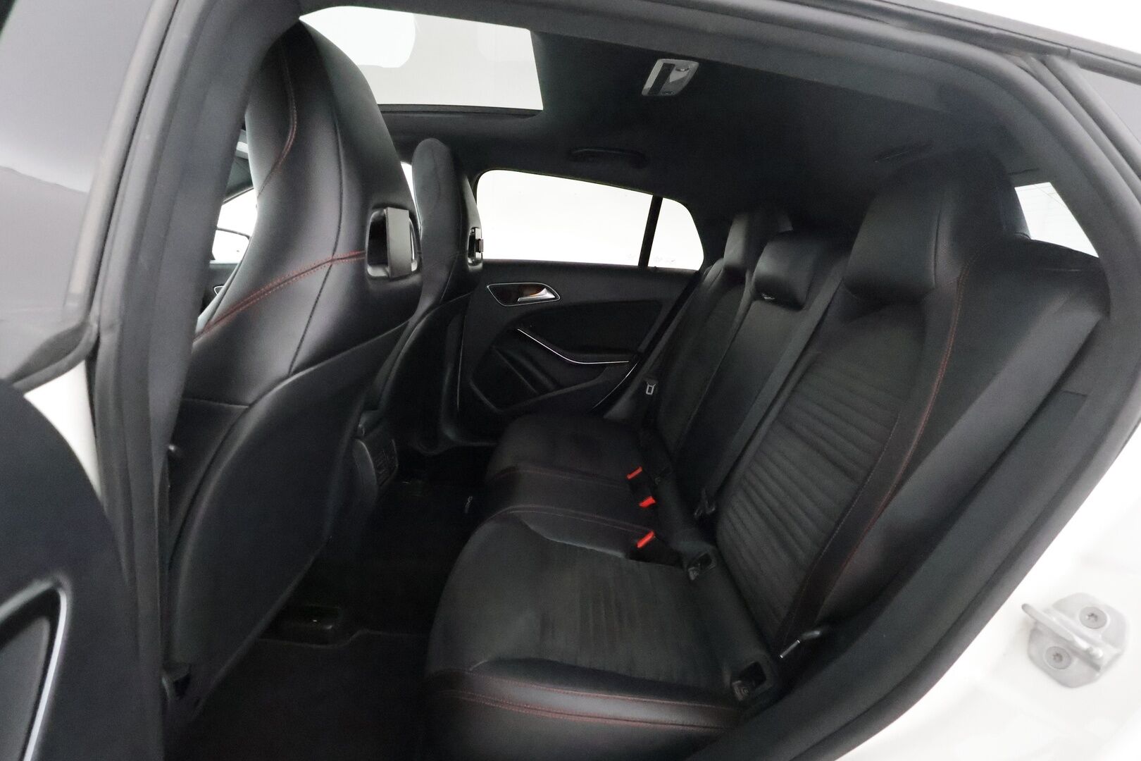 Mercedes-Benz CLA 2015 200 A Shooting Brake AMG - Lasikattoluukku / Harman/Kardon / P. Kamera / Vakkari / Adapt. LED / Bluetooth / 2x Renkaat
