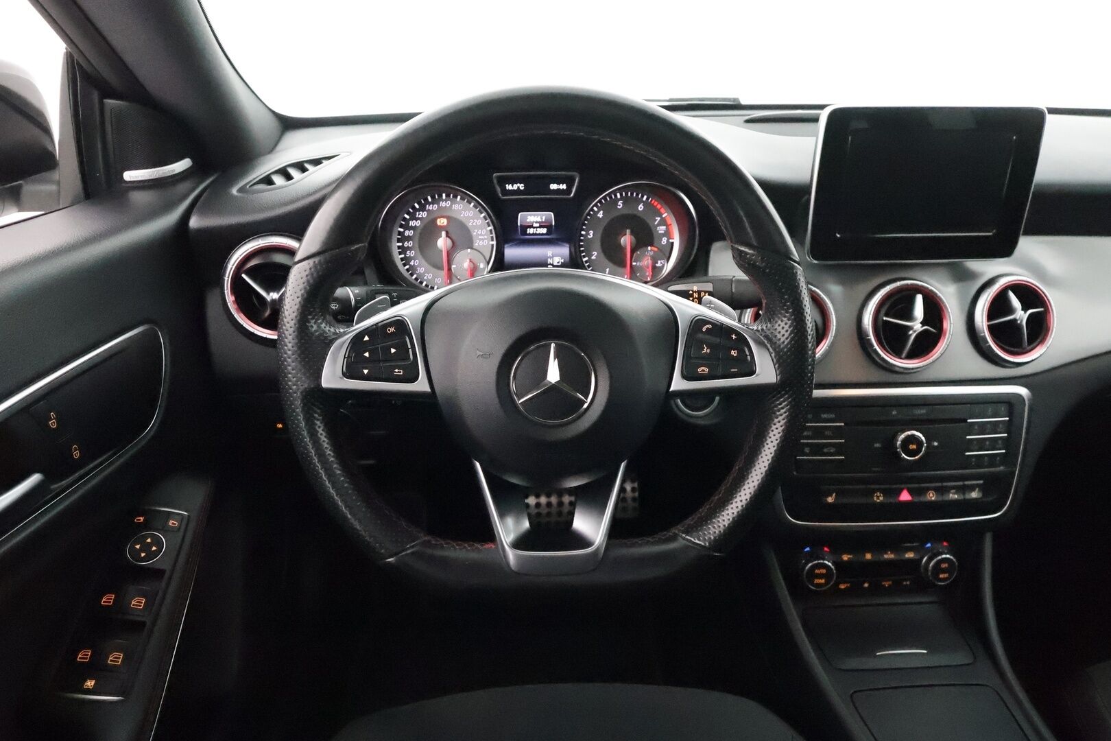 Mercedes-Benz CLA 2015 200 A Shooting Brake AMG - Lasikattoluukku / Harman/Kardon / P. Kamera / Vakkari / Adapt. LED / Bluetooth / 2x Renkaat